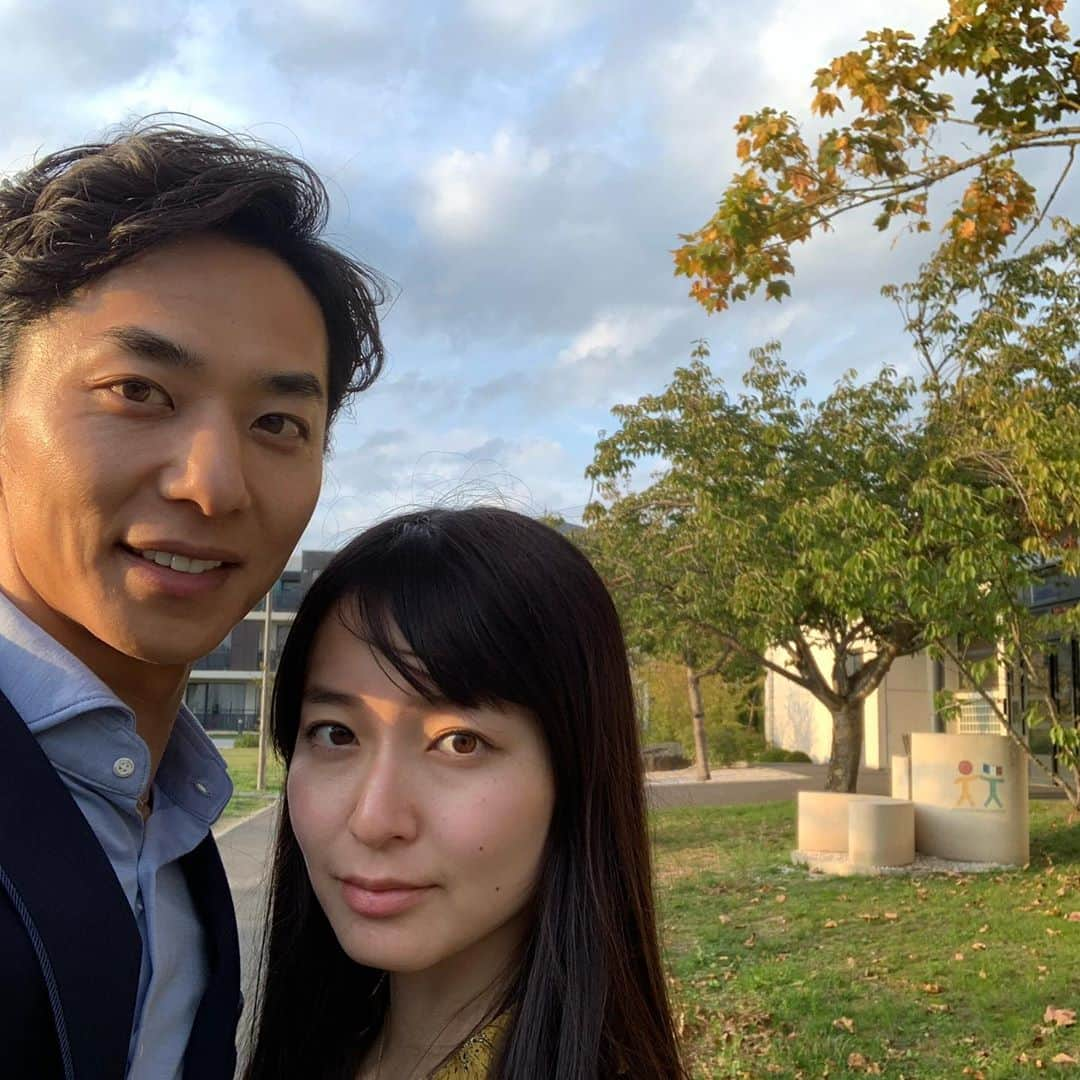 友永真也さんのインスタグラム写真 - (友永真也Instagram)「去年の今日シリーズ🇫🇷  去年の今日は6年間住んでいたトゥールという街に2人でいました😁  1枚目は二人でケバブ屋さんで記念撮影🥙  2枚目は旧市街でおめぐのソロ撮影📸  3枚目は３時のおやつ的な感じで牡蠣を食べました🦪  4枚目は旧市街の案内です😉  5枚目は僕がフランスにいる時のテッパンの朝食です✌️  6枚目は学校跡地🏫で記念撮影😊  7.8枚目も学校跡地の紹介動画です🇫🇷  見慣れた街並みも行く人が違えば違って見えてきます🤩  去年の今日シリーズを11月中旬までやっても良いですかね？ コメントで反応頂けたらしっかりやります！  今日からYouTubeでヨーロッパムービーをUPしていきます♪ 是非ご覧下さい🇫🇷👀  #しんめぐの去年の今日 #フランス  #しんめぐの日常  #paris」10月12日 17時33分 - tomonaga_shinya