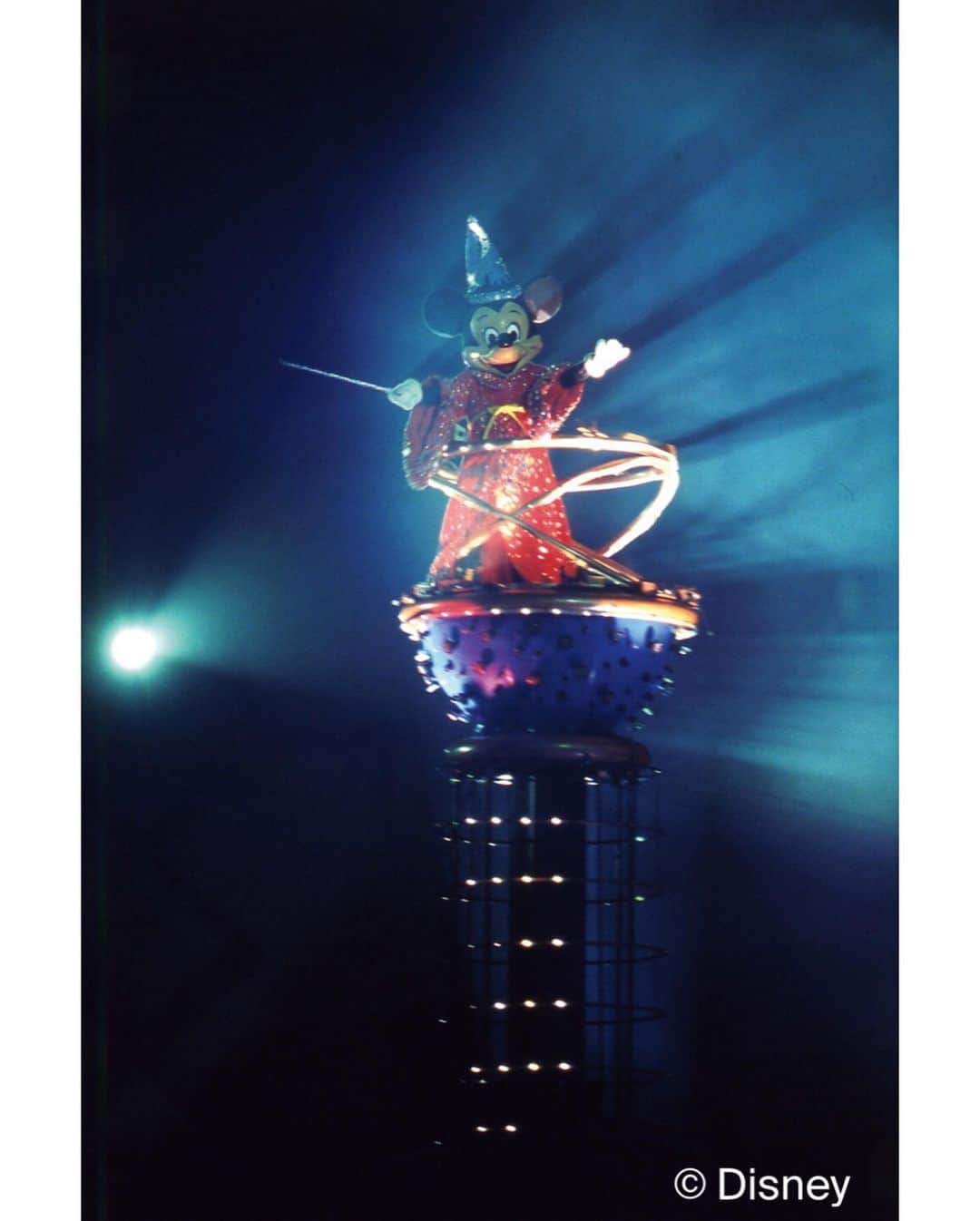 月刊ディズニーファン 公式 さんのインスタグラム写真 月刊ディズニーファン 公式 Instagram 来年周年を迎える 東京ディズニーシー の メディテレーニアンハーバー の ナイトタイムエンターテイメント を振り返り こちらは01 04年に公演された