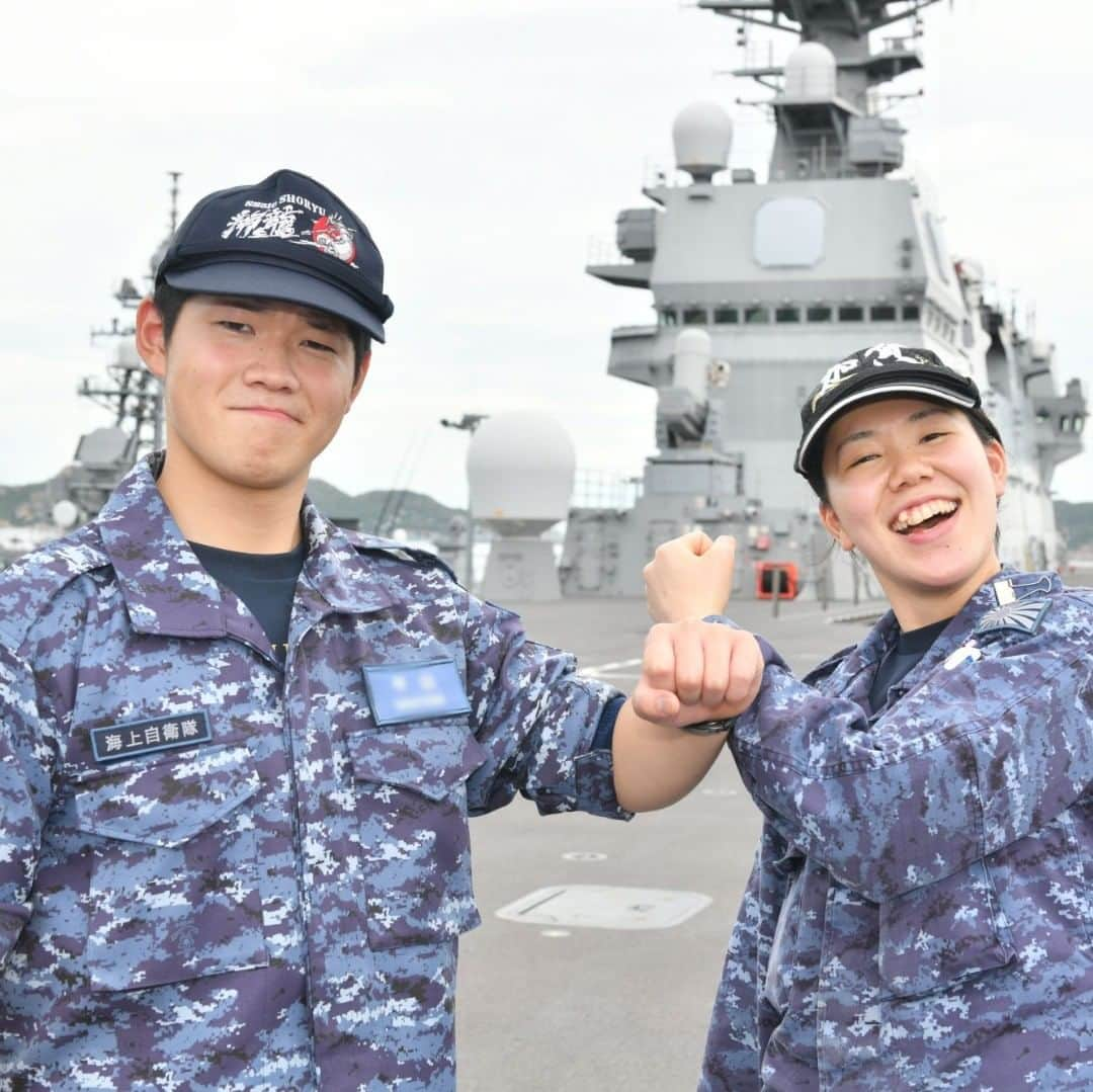 海上自衛隊さんのインスタグラム写真 - (海上自衛隊Instagram)「～洋上での再会～ IPD20部隊の護衛艦「かが」、「いかづち」、潜水艦「しょうりゅう」がカムラン（ベトナム）に入港した際、「かが」乗員の姉と「しょうりゅう」乗員の弟が、「かが」艦上で久々の再会を果たしました。  #海上自衛隊　 #JMSDF　 #こんなところで会えるなんて  #ミリタリーファミリー #仲良し  #国防姉弟」10月12日 17時36分 - jmsdf_pr