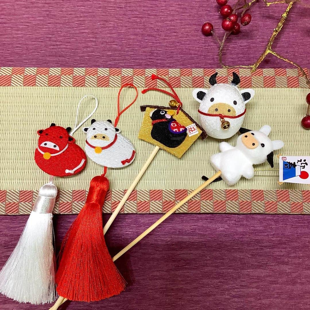 横浜ディスプレイミュージアムのインスタグラム：「🎍お正月ウィーク🎍 ✳︎ 本日より一週間、オススメお正月商品をご紹介させていただきます♪ 記念すべき1日目は２階ドライ売場より‼︎ ✳︎ お正月アレンジに欠かせない干支商品、 来年は丑年！🐮✨ とってもかわいい丑モチーフです♪ 添えるだけで、お正月アレンジに早変わり！ ✳︎ 左から NPRP9011-10ちりめん干支タッセルホワイト　¥550＋tax NPRP9011-50ちりめん干支タッセルレッド　¥550＋tax NPRP9009干支ちりめん絵馬ピック　¥550＋tax NPR-901210干支干支起き上がりこぼし丑　¥480＋tax NPRP9008フロッキー干支ピック凧　¥480＋tax ✳︎ 干支商品は大人気のため 早期完売が予想されます、 お求めはお早めに! ✳︎ #おうち時間 #こんな時こそ花を ✳︎ #横浜ディスプレイミュージアム #株式会社ポピー #横浜 #ディスプレイ#アーティフィシャルフラワー #フラワーアレンジメント #フラワーデザイン #インテリア雑貨 #インテリア#インテリアコーディネート#スタイリスト#装飾#デコレーション#花のある暮らし #花好きな人と繋がりたい #丑年#正月#正月アレンジ#display #yokohama#flowerarrangement #interiordesign #artficialflower #flowerstagram」
