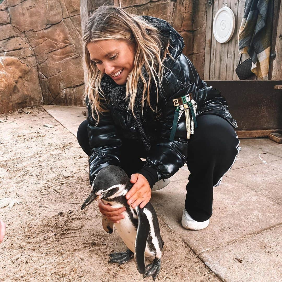 エラ・ヘンダーソンさんのインスタグラム写真 - (エラ・ヘンダーソンInstagram)「Morning😇... I had the most amazing experience of visiting @zsllondonzoo recently & managed to meet a few insanely cute animals including this guy 🐧! The coronavirus & lockdown put the conservation charity & the zoo itself under huge financial pressure - meaning that the animals provided with the highest amount of care & species that are endangered might not have survived 2020.   This year has been a mad one! But we can still come together as a community to help where we can. So I’m calling on you guys to donate to ensure that this place stays open! Whilst on the other hand... here is photographic evidence of this little flat-footed fella telling me I should ask everyone to go download ‘Dream On Me’ ☁️✨ as it’s now only 59p on @itunes !!!! 👀🐧 ... Don’t let him down!! X. E」10月12日 17時44分 - official_ellahenderson