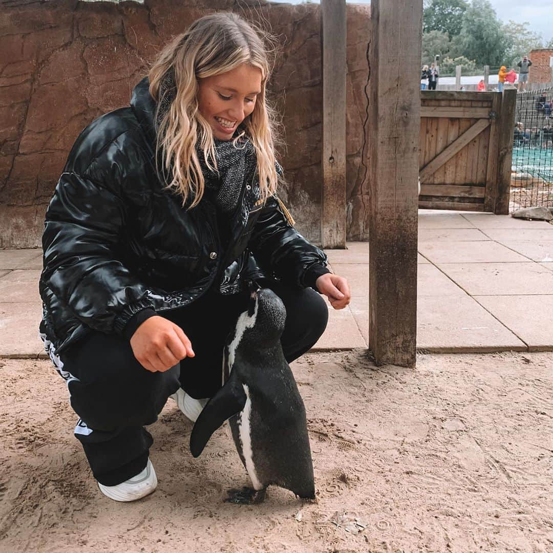 エラ・ヘンダーソンさんのインスタグラム写真 - (エラ・ヘンダーソンInstagram)「Morning😇... I had the most amazing experience of visiting @zsllondonzoo recently & managed to meet a few insanely cute animals including this guy 🐧! The coronavirus & lockdown put the conservation charity & the zoo itself under huge financial pressure - meaning that the animals provided with the highest amount of care & species that are endangered might not have survived 2020.   This year has been a mad one! But we can still come together as a community to help where we can. So I’m calling on you guys to donate to ensure that this place stays open! Whilst on the other hand... here is photographic evidence of this little flat-footed fella telling me I should ask everyone to go download ‘Dream On Me’ ☁️✨ as it’s now only 59p on @itunes !!!! 👀🐧 ... Don’t let him down!! X. E」10月12日 17時44分 - official_ellahenderson