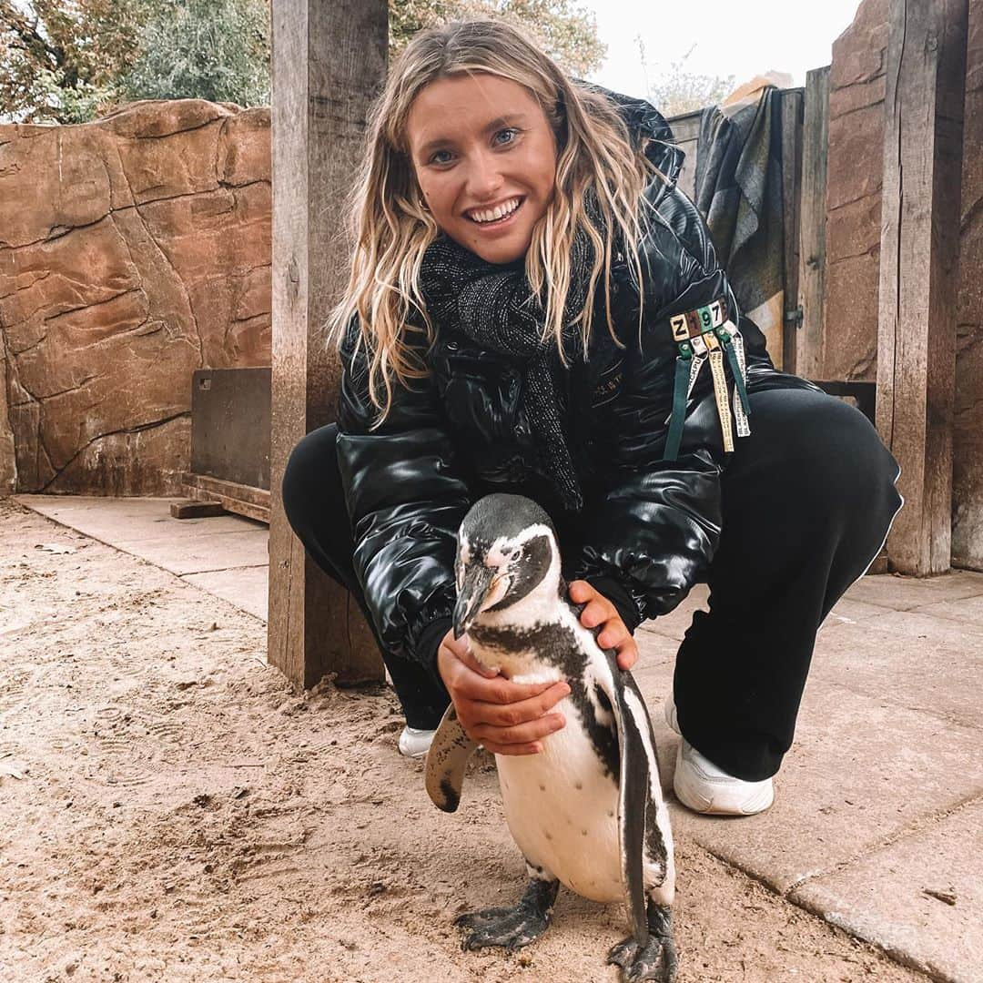 エラ・ヘンダーソンさんのインスタグラム写真 - (エラ・ヘンダーソンInstagram)「Morning😇... I had the most amazing experience of visiting @zsllondonzoo recently & managed to meet a few insanely cute animals including this guy 🐧! The coronavirus & lockdown put the conservation charity & the zoo itself under huge financial pressure - meaning that the animals provided with the highest amount of care & species that are endangered might not have survived 2020.   This year has been a mad one! But we can still come together as a community to help where we can. So I’m calling on you guys to donate to ensure that this place stays open! Whilst on the other hand... here is photographic evidence of this little flat-footed fella telling me I should ask everyone to go download ‘Dream On Me’ ☁️✨ as it’s now only 59p on @itunes !!!! 👀🐧 ... Don’t let him down!! X. E」10月12日 17時44分 - official_ellahenderson