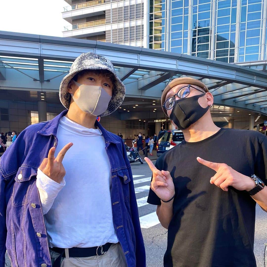Achiのインスタグラム：「📸 毎年恒例的に撮れていた @tohru_kato_brave さんとの2shot✌🏻  今年は運命的に撮れました📸  宇和島の家族に会えて嬉しかった🎵」