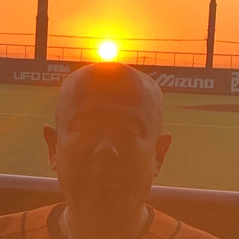 小田幸平のインスタグラム：「今からプレイボール❗️#タマホームスタジアム筑後#愛媛マンダリンパイレーツ#夕焼け#読売ジャイアンツ#中日ドラゴンズ#はげch#ソフトバンクホークス」
