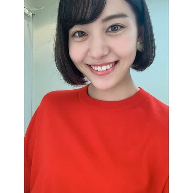 金井美樹 のインスタグラム：「今夜9時『SUITS/スーツ2』第14話🖍﻿ 最終回前編。ぜひお楽しみください。﻿ ﻿ #ドラマスーツ #SUITS #赤」