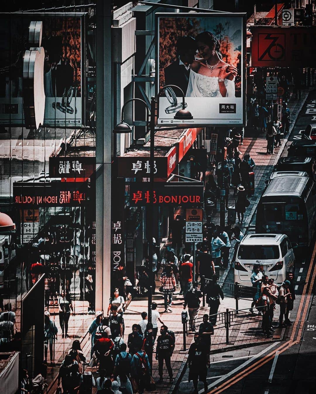 のインスタグラム：「One day of Canton Rd  廣東道  カントンロード🇭🇰     #hayamihannah  #Picsofhk #香港 #Sonyimagegallery  #discoverhongkong #instameethk⁠ #awesomehongkong  #hongkongphotography⁠ #unlimitedhongkong  #exploringhongkong⁠ #hongkongstreets  #hongkongnight  #hongkong  #hongkonglifestyle #streetclassics  #hongkongstreetphotography⁠ #visualhongkong  #reframinghk  #travelphotography  #sonyimages #moodygrams⁠ #Adorama  #way2ill #yourshotphotographer  #localiiz  #HongKongGuide #TimeOutHK #capitalshooters  #Cityphoto_HongKong #Monstermoods」