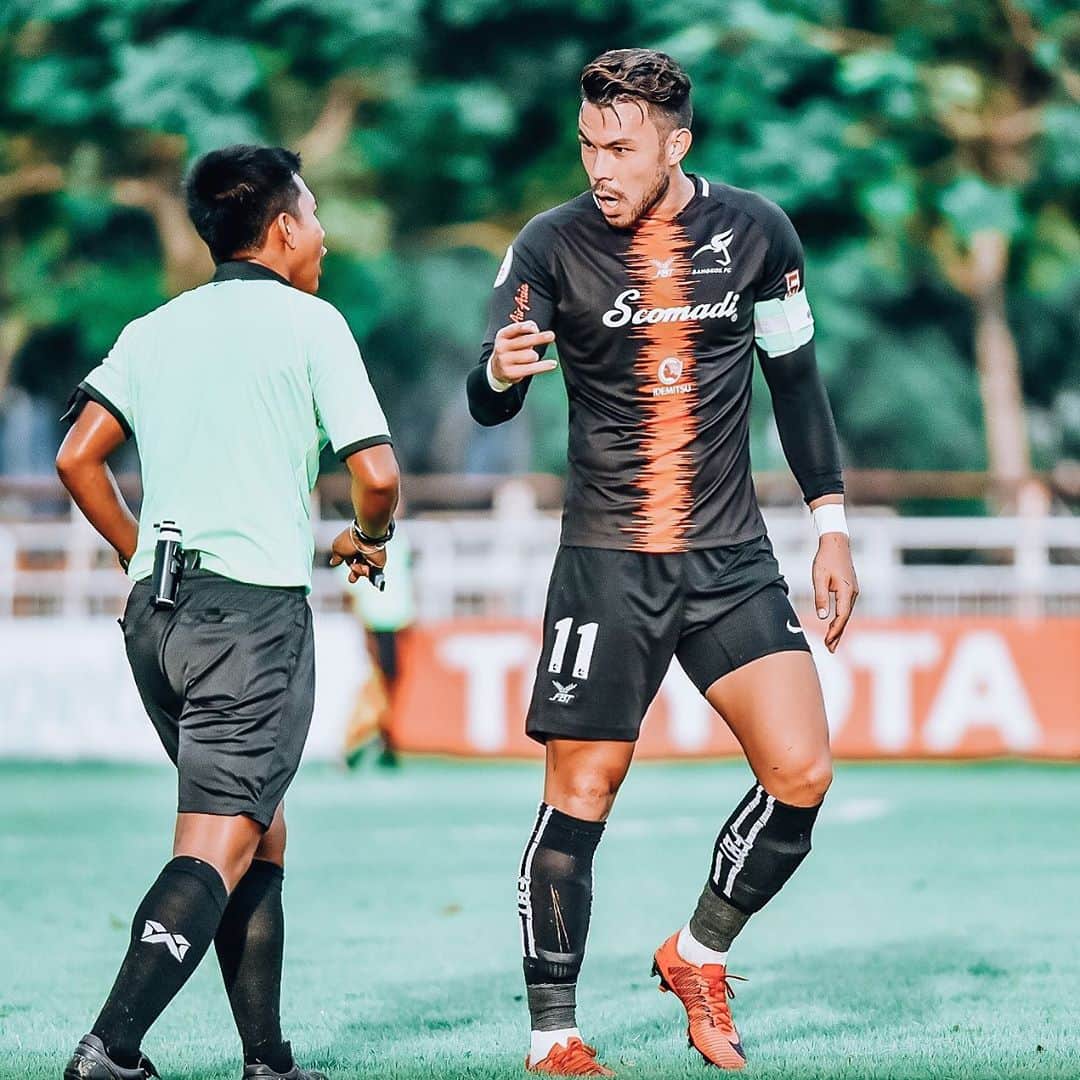 ヴィンセント・ケインのインスタグラム：「Love making new friends... 🟥 First Red card of my career... 🤦🏻‍♂️ #oops #redcard #win #3points #kv11 #bangkokfc #newmate」