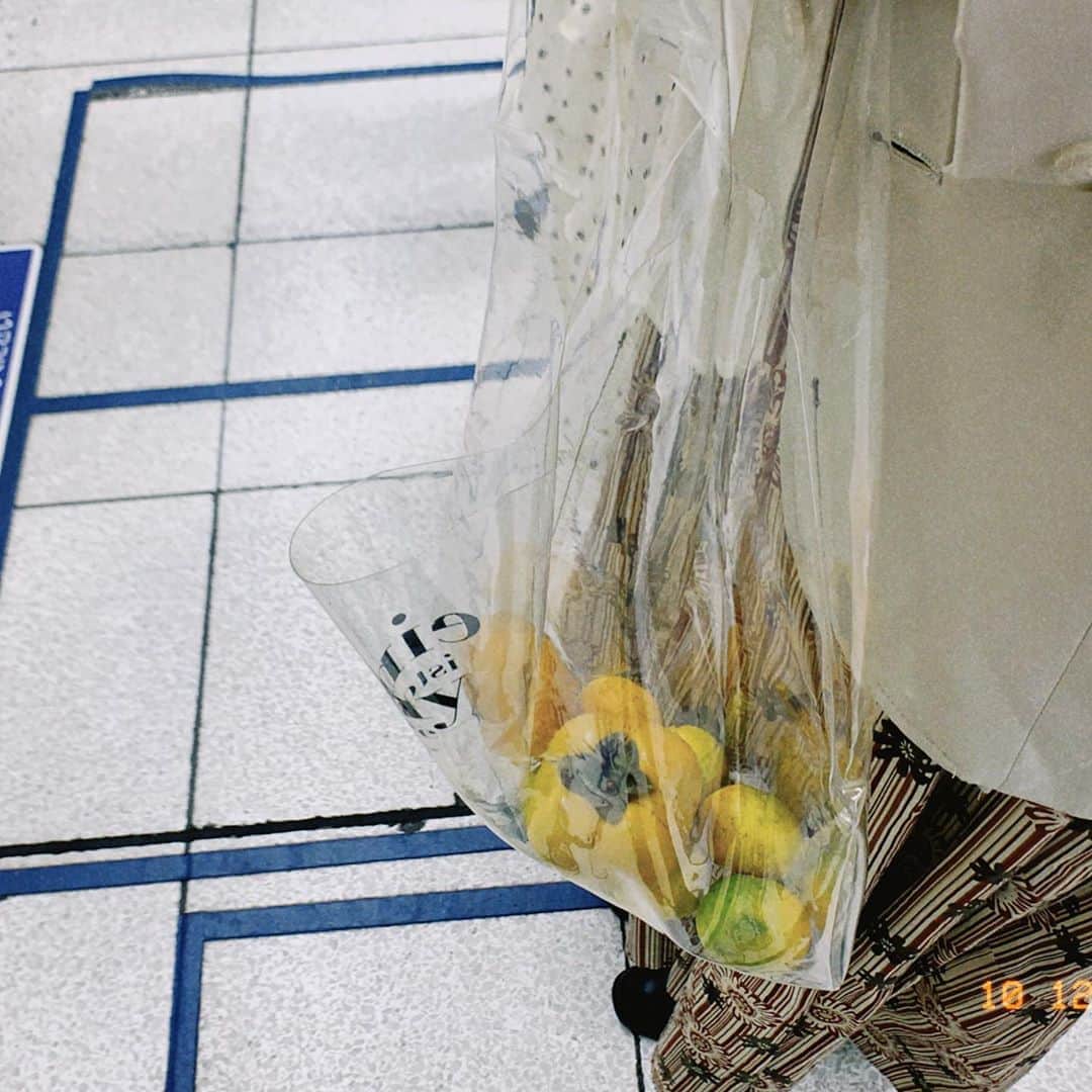えなちぃのインスタグラム：「透明のエコバッグ、、、 秋のフルーツ🥭詰め合わせ🍃 . 今日は、寒すぎず とても過ごしやすかった☺️」