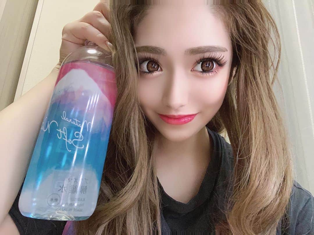 のインスタグラム：「， ， ， ， りんが毎日飲んでるお水は🥛💕💕 ， #プラズマ解離水　だよ✨ お水って人間にとって一番大事だし毎日口にする物は信頼できるものがいいですよね(๑>◡<๑)✨ ， おいしいし飲みやすいし、 ボトルもピンクで可愛いよ💕💕 ， ， #キャバクラ#キャバ嬢#歌舞伎#歌舞伎町#歌舞伎町キャバ嬢#鈴音りん#りん#LaVan#ラバン#フォーセンスグループ#らばん#新宿#shinjuku#脱ノンアル営業#プラズマ解離水」