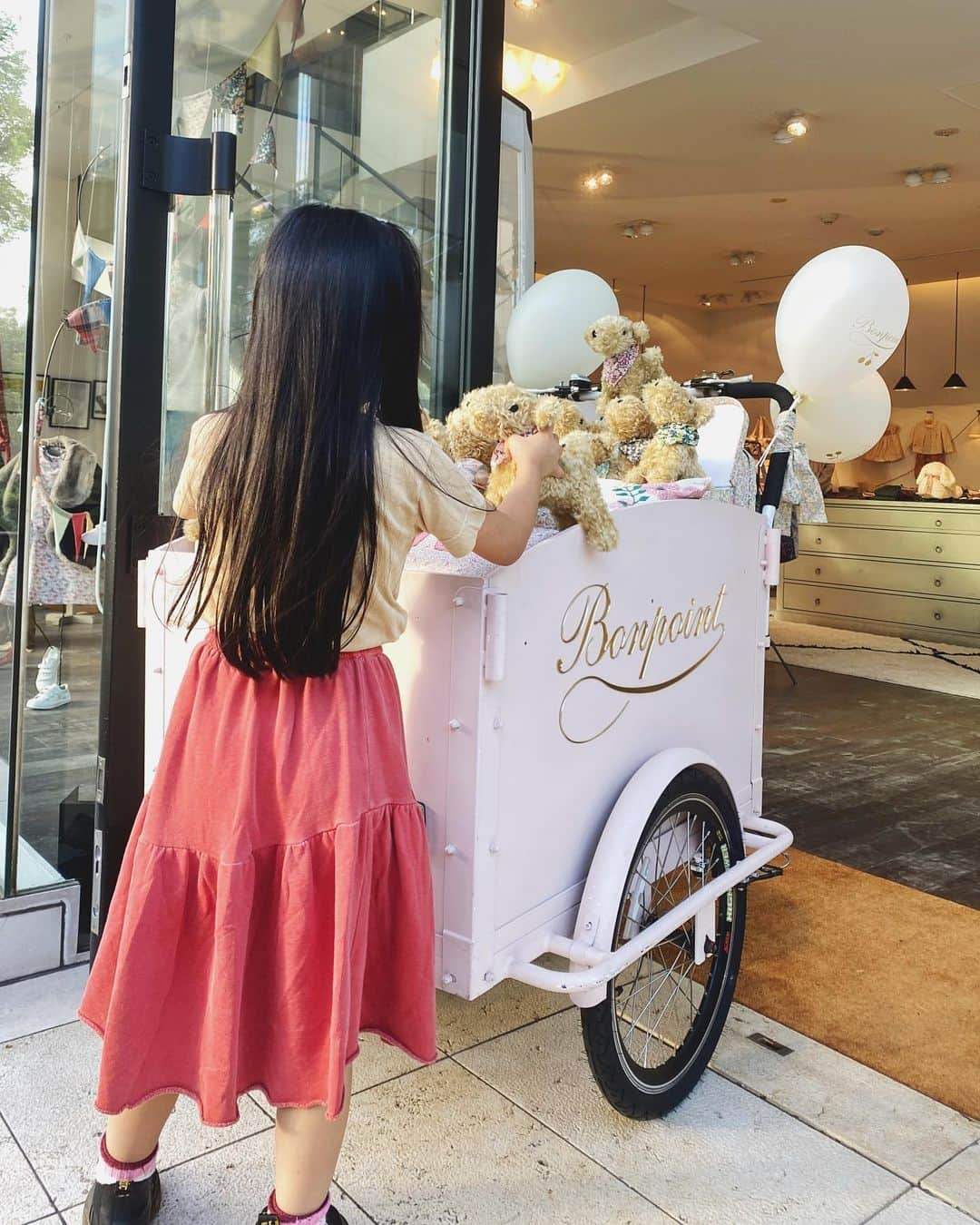 ベビちぃ。のインスタグラム：「今日はボンポワンに遊びに行ってきたよ🐰 最近フレグランスに目覚めたので、赤ちゃんから使えるアルコールフリーのフレグランスと、口に入っても大丈夫な万能バーム「ユーティリティバーム」など、色々ゲットしたよ❣️急に肘とかかゆくなるからね🤨ママのバッグに入れといてもらうんだ。 冬に備えてピンクのキラキラなダウンジャケットも💗 私はワークショップが大好きなので、L'ACADEMIE BONPOINTの話も興味津々で聞いちゃった。 なんか凄いプロの人たちが色んなことを1年通して教えてくれるんだって！ それと、パレスホテル東京に、ボンポワンが手がけたプレイルームができるみたいで、今度お友達と遊びに行きたいな🌈」