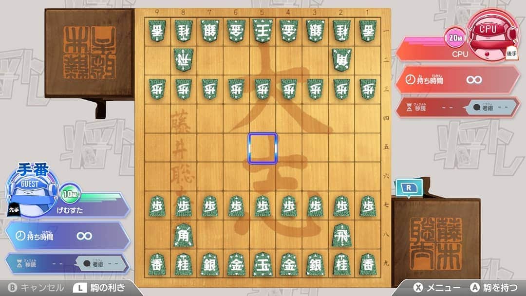 のインスタグラム：「『将トレ』の開発チームが作成したオススメのアイテムのカスタマイズを紹介します！ 隔週で投稿していきます。  第2回は将トレのデザイナーに初期アイテムでも楽しめるカスタマイズを作成していただきました！  🖌️使用したカスタマイズアイテム🖌️ ・盤：榧の将棋盤 ・盤の色：初期カラー ・盤の模様：「大志」 ・駒台：木の駒台 ・駒台の色：初期カラー ・駒台の模様：白文印 ・駒：手芸の駒 ・駒の色：初期カラー ・駒のフォント：将トレガイド 一字 ・背景：将トレ スペシャル！ ・BGM：しょうぎであそぼう  🖌️カスタマイズのこだわり🖌️ 初心者オススメセットです。ある程度まで将棋を覚えたら、一度初心に返ってみるのもいいかもしれませんね。  皆さんもカスタマイズを楽しんでくださいね✨ 次回もお楽しみに！  #将棋 #将トレ #藤井聡太 #NintendoSwitch #ゲーム #game #カスタマイズ」