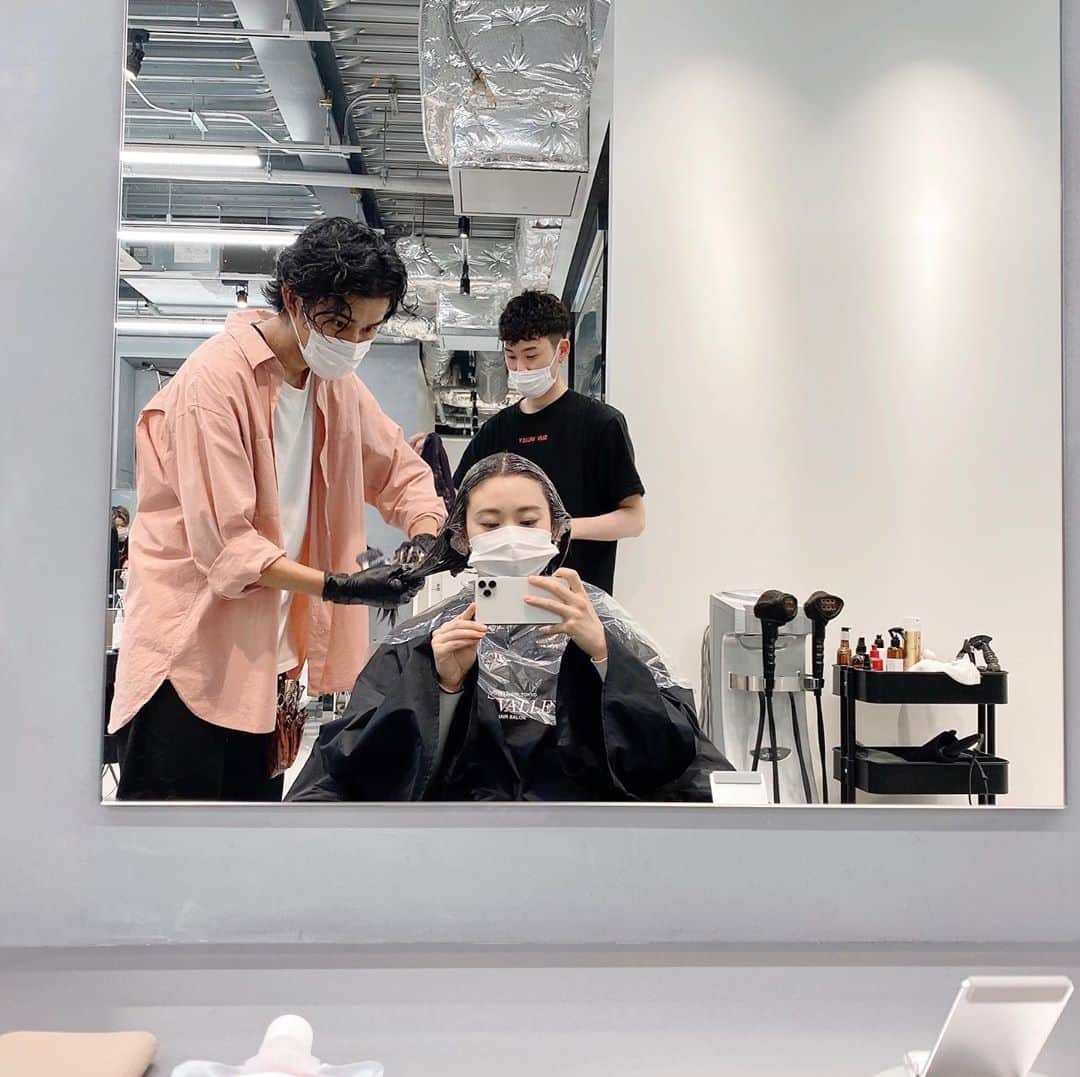 鈴木芳奈のインスタグラム：「そおいえば。 先日、髪を綺麗にしてもらってきたよ〜💇‍♀️ 今回は #sunvalley 福永さんに^ ^ 一緒に写真撮ればよかった〜 三枚目なんて、真顔😳 今日も稽古だったよ〜 ひぁぁあ。人間ってすてきや(￣▽￣) 明日からもがんばるぞ #死ヌ事典」