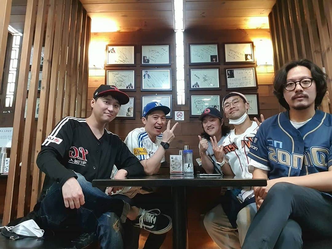 ホ・ジョンミンのインスタグラム：「30대후반 아재들의 kbo모임 #엘롯엔삼슼 젊음의 거리 홍대를 이 차림으로 활보했다 전혀 부끄럽지 않았다 무적엘지 코시가즈아~~~!」
