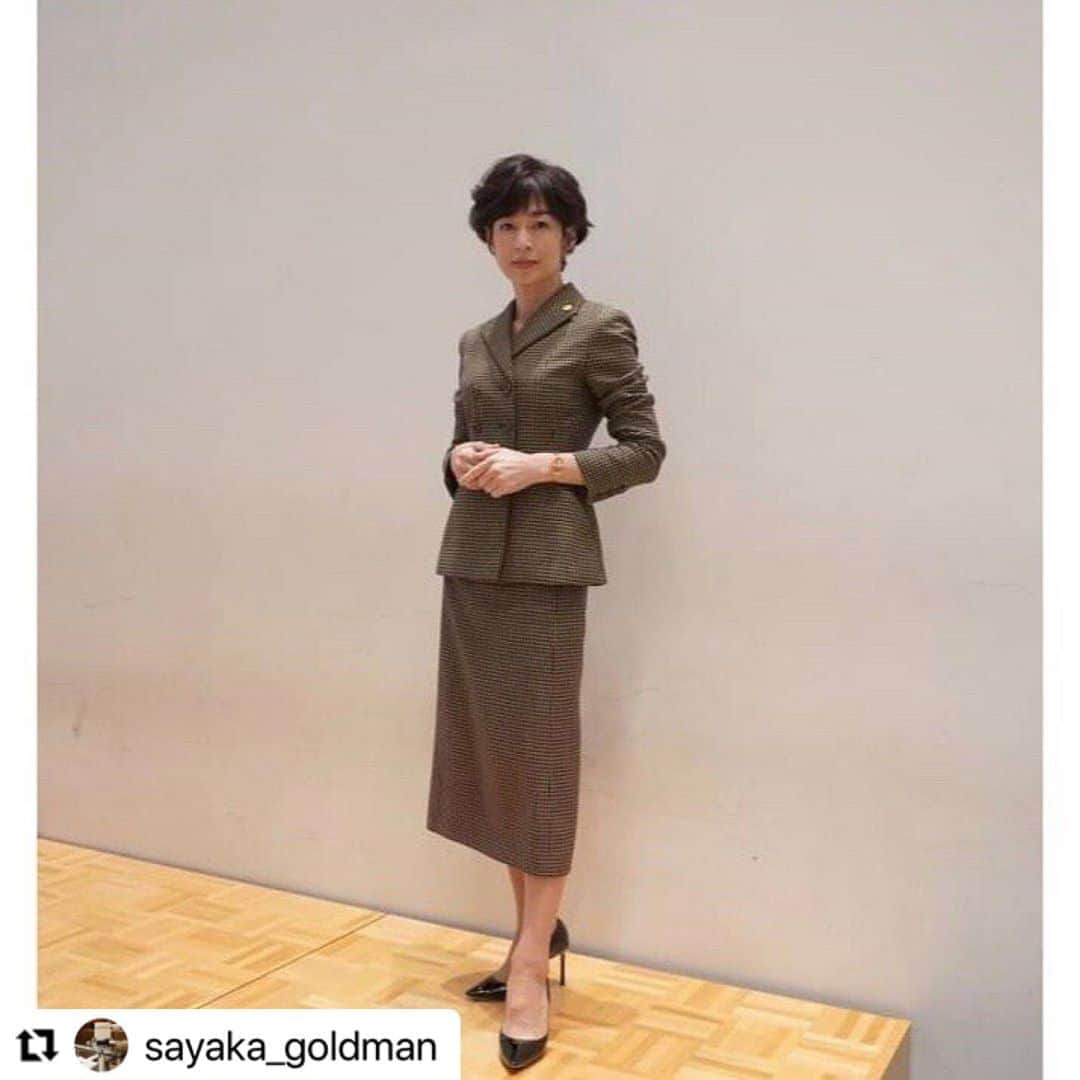 鈴木保奈美さんのインスタグラム写真 - (鈴木保奈美Instagram)「SUITS 2 第14話まであと3時間。代表付き秘書@sayaka_goldman の衣装メモと共にどうぞ！  #Repost @sayaka_goldman with @make_repost ・・・ ・ 決戦のゴングを鳴らす記者会見場へは、 シックかつ品格にあふれるDIORのセットアップで。  #Dior #幸村・上杉法律事務所 #幸村チカ」10月12日 18時12分 - honamisuzukiofficial