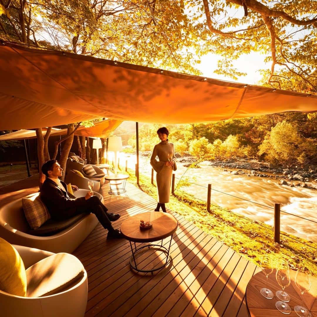 のインスタグラム：「・ 【紅葉が美しい渓流沿いで秋の味覚を堪能する】  Indulge in the rich flavors of fall along the mountain stream with beautiful fall leaves  奥入瀬渓流沿いに建つ唯一のリゾートホテル「星野リゾート 奥入瀬渓流ホテル」に、錦繍に染まる渓流沿いで秋の味覚を堪能する「秋の紅葉美食旅」プランが登場します。秋の味覚を取り入れたディナーコースや、紅葉を望む露天風呂テラス付の客室、その日一番きれいな紅葉を案内するアクティビティが含まれる1泊2日のプランです。秋にしか楽しめない紅葉の絶景と旬の食材を心ゆくまで楽しむことで、心もおなかも満たされます。  #HoshinoResorts #星野リゾート #奥入瀬渓流ホテル #OiraseKeiryuHotel #Aomori #Towada #Oirase #青森県 #十和田市 #奥入瀬渓流 #青森旅行 #aomoritrip #luxuryresort #JapaneseHotels #Hotspring #Onsen #travelJapan #ig_Japan  #JapanTravel」