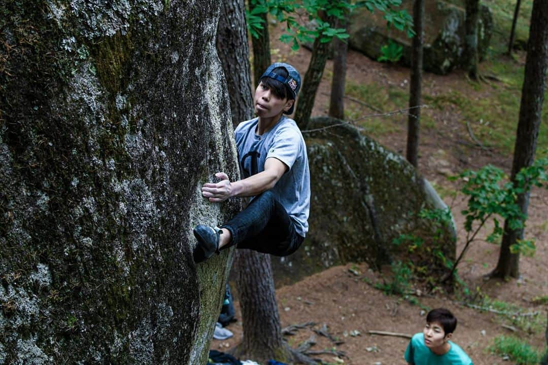 原田海のインスタグラム：「先週は初めての瑞牆でボルダー⛰️﻿ ﻿ 夜(V8)﻿ ミネルヴァ(V12)FL﻿ 百鬼夜行(V10)FL﻿ ↑をGET👍﻿ お昼過ぎから雨が降ってきて他の岩は触れなかったから、また早く行きたい！！﻿ ﻿ ﻿ Photo by:﻿ @kaitowatanabe ﻿ @redbulljapan @champion_japan @bpump_ogikubo @frictionlabs @galaxymobilejp @scarpaspa #日新火災﻿ #redbull #championjp #bpumpogikubo #frictionlabs ﻿#galaxy﻿ #scarpa﻿  #climbing #bouldering #rockclimbing」