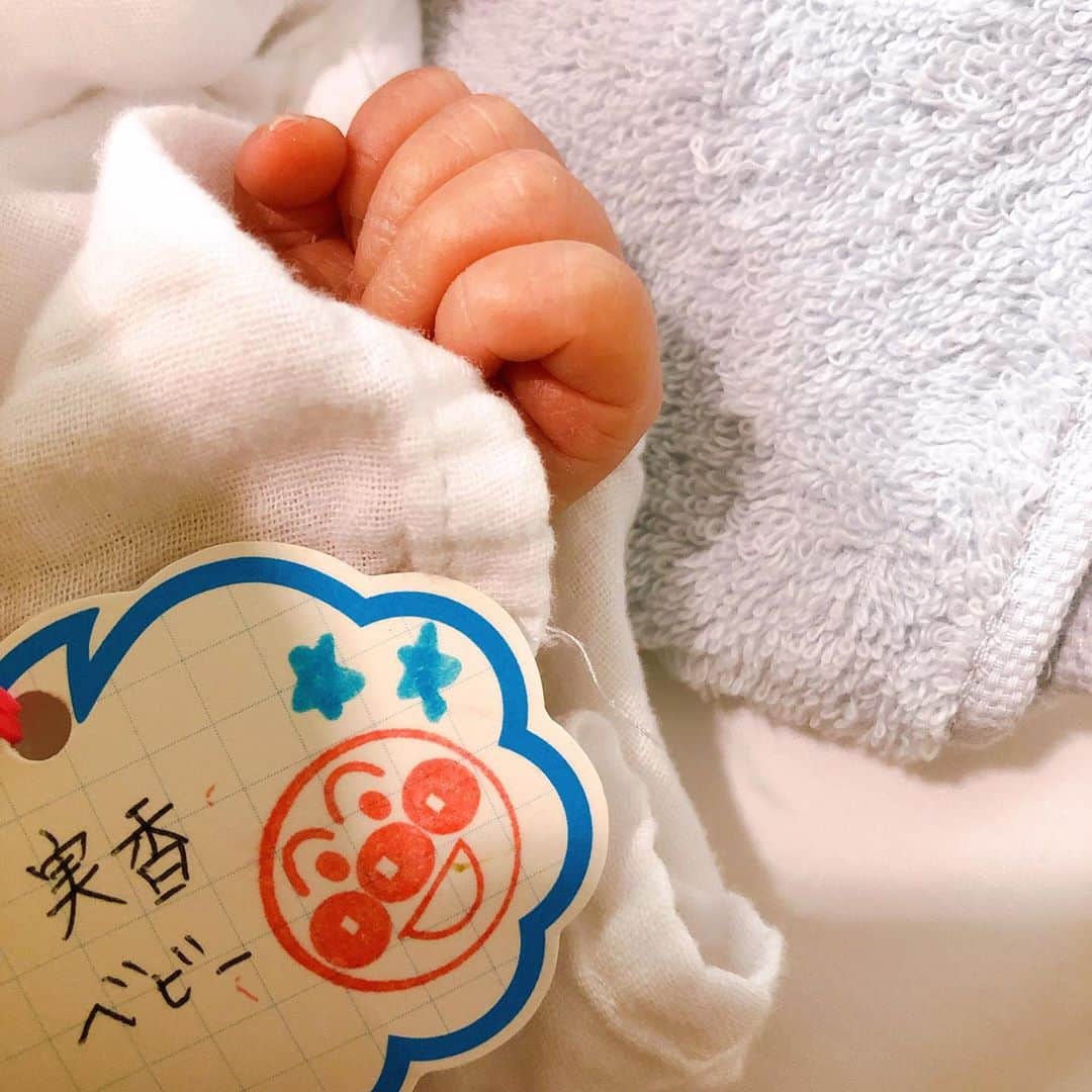のインスタグラム：「． 私事で恐縮ですが10月5日に第一子となる元気な男の子を出産いたしました🤱🏻✨ ． コロナがはやりだし、お腹にいた10ヶ月間は不安な気持ちが大きかったですが、何事もなく無事に生まれて来てくれて、初めて抱っこできた時の喜びは今まで感じた事のないほど嬉しく、幸せな瞬間でした☺️ ． 出産を経験して言えること… ものすごく痛いおもいをして． 産んでくれた母に本当に感謝の気持ちでいっぱいになりました． ． ． 今は初めての育児にあたふたしながらも、可愛い我が子の日々の成長を見守り大切にしたいと思います。 ． ． ほんと可愛すぎるんです〜😚💗 （すでに親バカ） ． まだまだコロナで不安な世の中ですが、前向きな気持ちで日々をすごしていきましょう。 ． ． みなさんこれからも． よろしくお願いします✨」