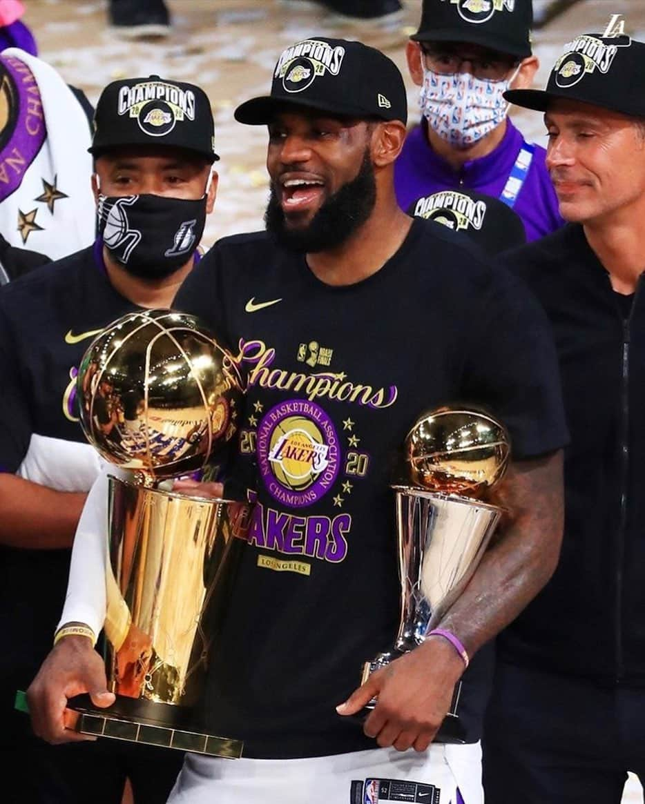 ジャスティン・オシェイのインスタグラム：「🖤🍾 @kingjames 💪」