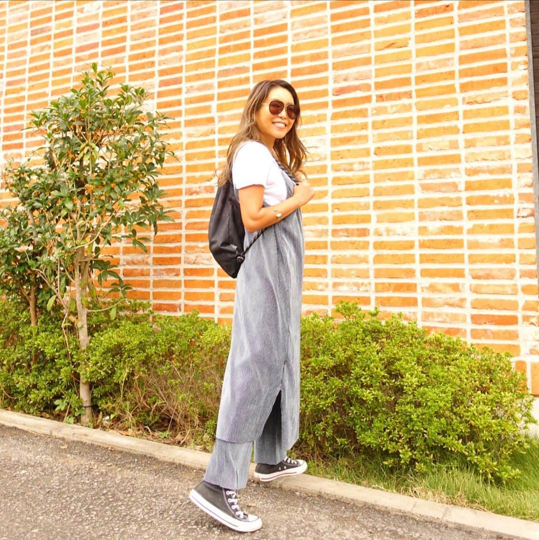 ETSUKOのインスタグラム：「今日は日差しが暑くって喜びを感じてました😫👍 最近ハマり中のナップサックさん🖤  雨の日も傘持つから手が空いて快適よ👌濡れても大丈夫素材だし🙆‍♀️  コーデ Ｔシャツ　#etretokyo  ワンピとパンツ　#discoat ナップサック　#burton  くっく　#converse」