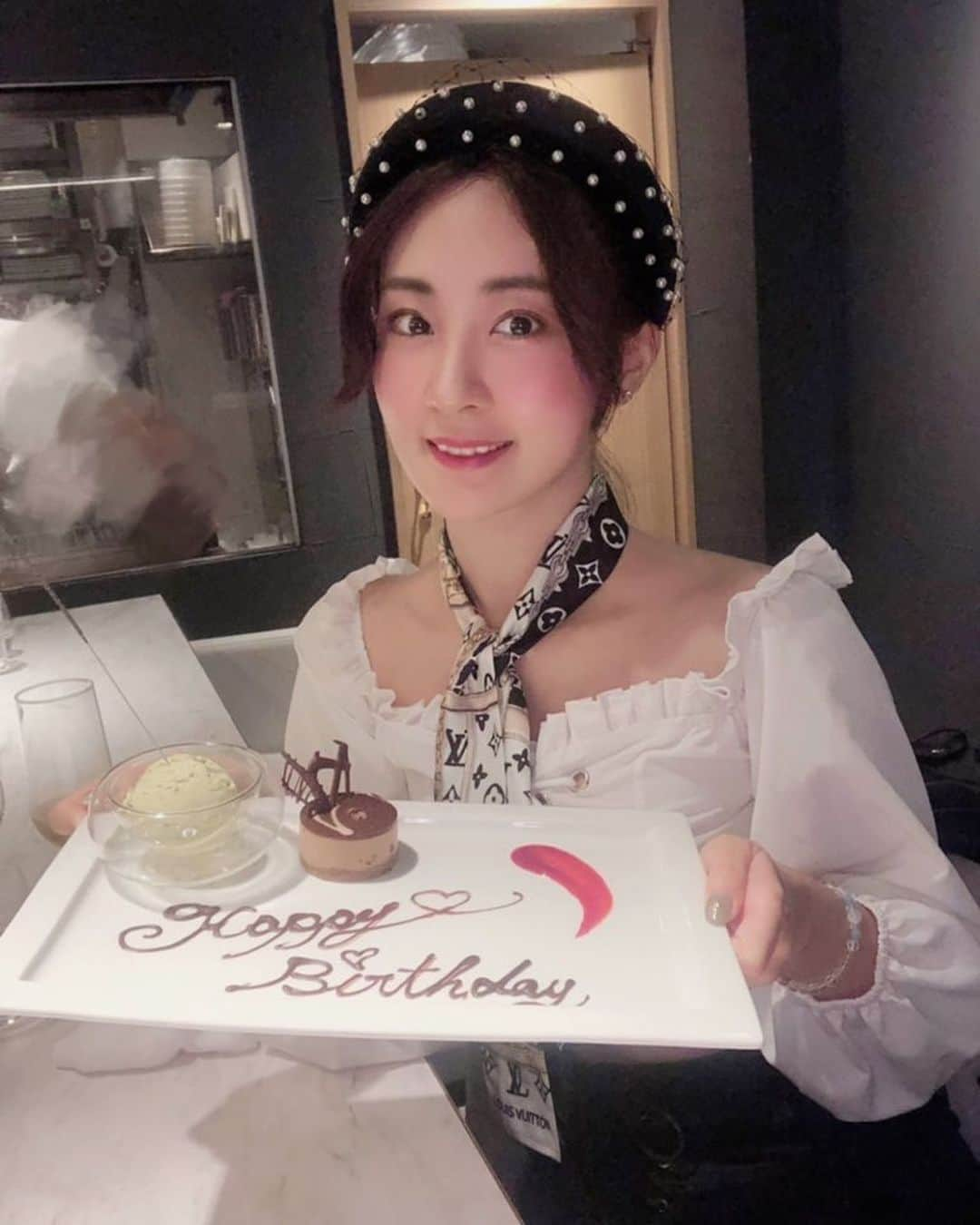 伊藤愛梨さんのインスタグラム写真 - (伊藤愛梨Instagram)「お友達にお誕生日お祝いして頂きました♡﻿ ここのお店は高級な食材たくさん使ってるのに﻿ 牛肉フィレとフォアグラのロッシーニが﻿ 1650円でコスパ最強なのです…！！﻿ デートでオススメですよ〜♡﻿ ﻿ ﻿ ﻿ ﻿ ﻿ ﻿ ﻿ ﻿ ﻿ ﻿ ﻿ ﻿ ﻿ #cerdi #門前仲町イタリアン #ウニボナーラ #東京グルメ #門前仲町グルメ #門前仲町 #ワイン飲み放題 #ワインと飯がおいしいだけのお店 #pr #トリドリベース」10月12日 18時15分 - ilovely1007_