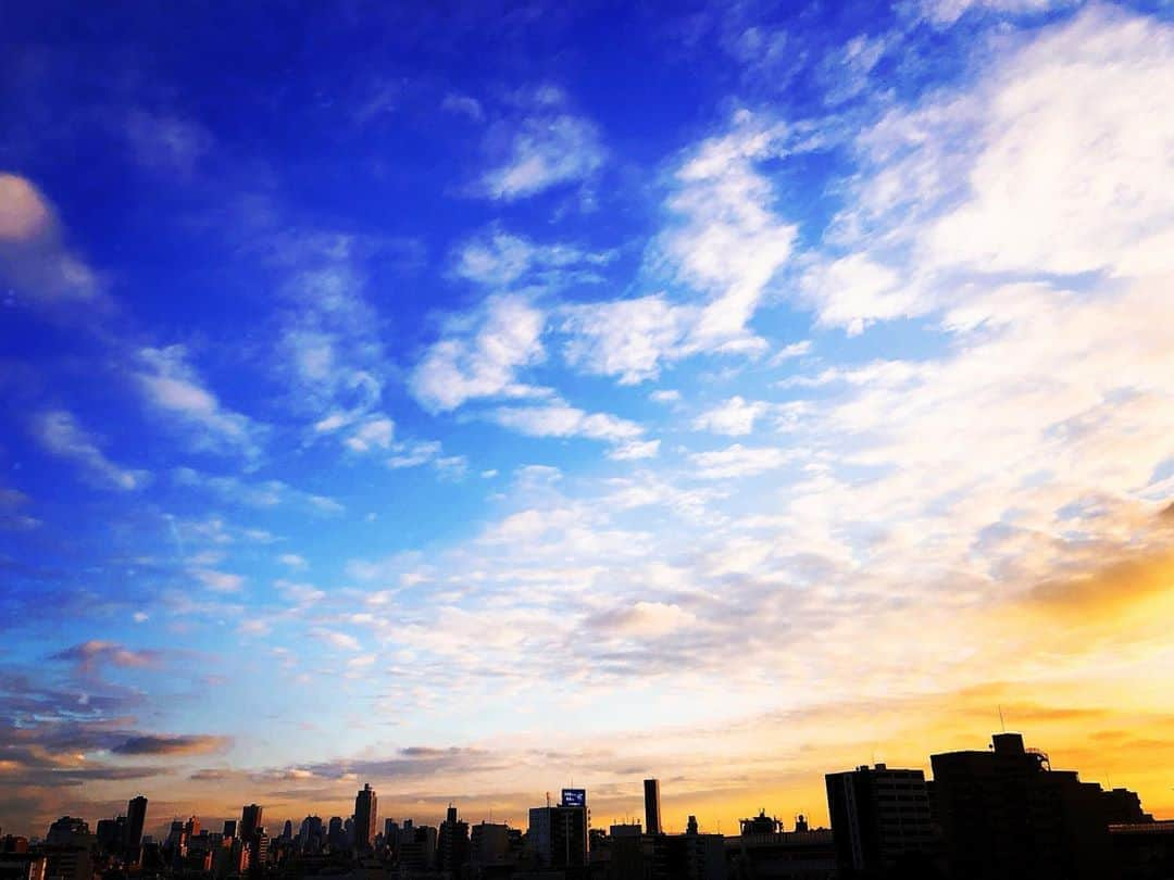 藤原絵里さんのインスタグラム写真 - (藤原絵里Instagram)「・ 美しい夕焼け🌆 ・ #夕焼け #東京の空 #夕方の空 #夕方の風景 #秋の空 #秋の夕暮れ #夕暮れ #夕暮れ時 #夕暮れ時の空 #夕暮れ時の風景」10月12日 18時15分 - erifujiwara0523