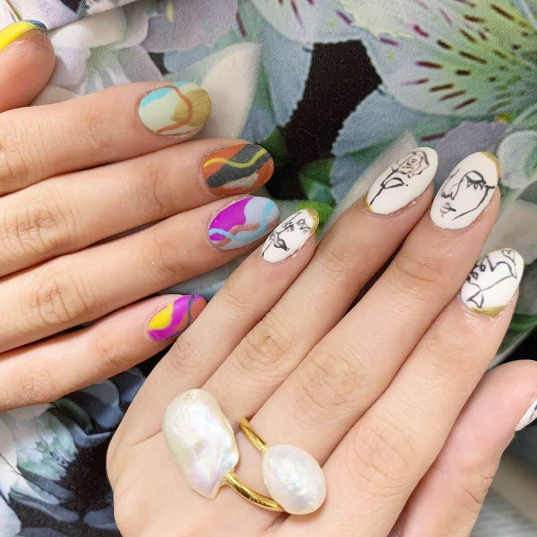 中村巴美さんのインスタグラム写真 - (中村巴美Instagram)「New nail💅& New ling💍 右手をヨーヨーみたいな柄の カラフルにラインも交えたデザイン。 左手を白ベースにブラックで ラインアート、ポイントで ゴールドや薄らピンクを 入れたデザインに🕊 . 左右どちらも質感マットに！ . . Nail by @chihonail  . Accessory　@lilasmillesime_official  Designer by @kana0724otsuka  . 探し求めてたニュアンスの 大きめの石のリングが.. 展示会行って一目惚れしました . Kanaさんの愛のこもった 手書きのお手紙✉︎付きで届きました🤍 ありがとうございます.✳︎° . . . .  . #nail#10月ネイル#アートネイル #ラインアート#ヨーヨー柄 #ニュアンスネイル#artnail #ネイルデザイン#naildesign  #カラフルネイル#顔ネイル #現代アート#現代アートネイル #ネイリスト#アクセサリー #お洒落リング#石リング #オーロラリング#ゴールドリング #jewelry#ジュエリー#ニュアンスリング #花柄#ファッション#artist」10月12日 18時15分 - tmm_238