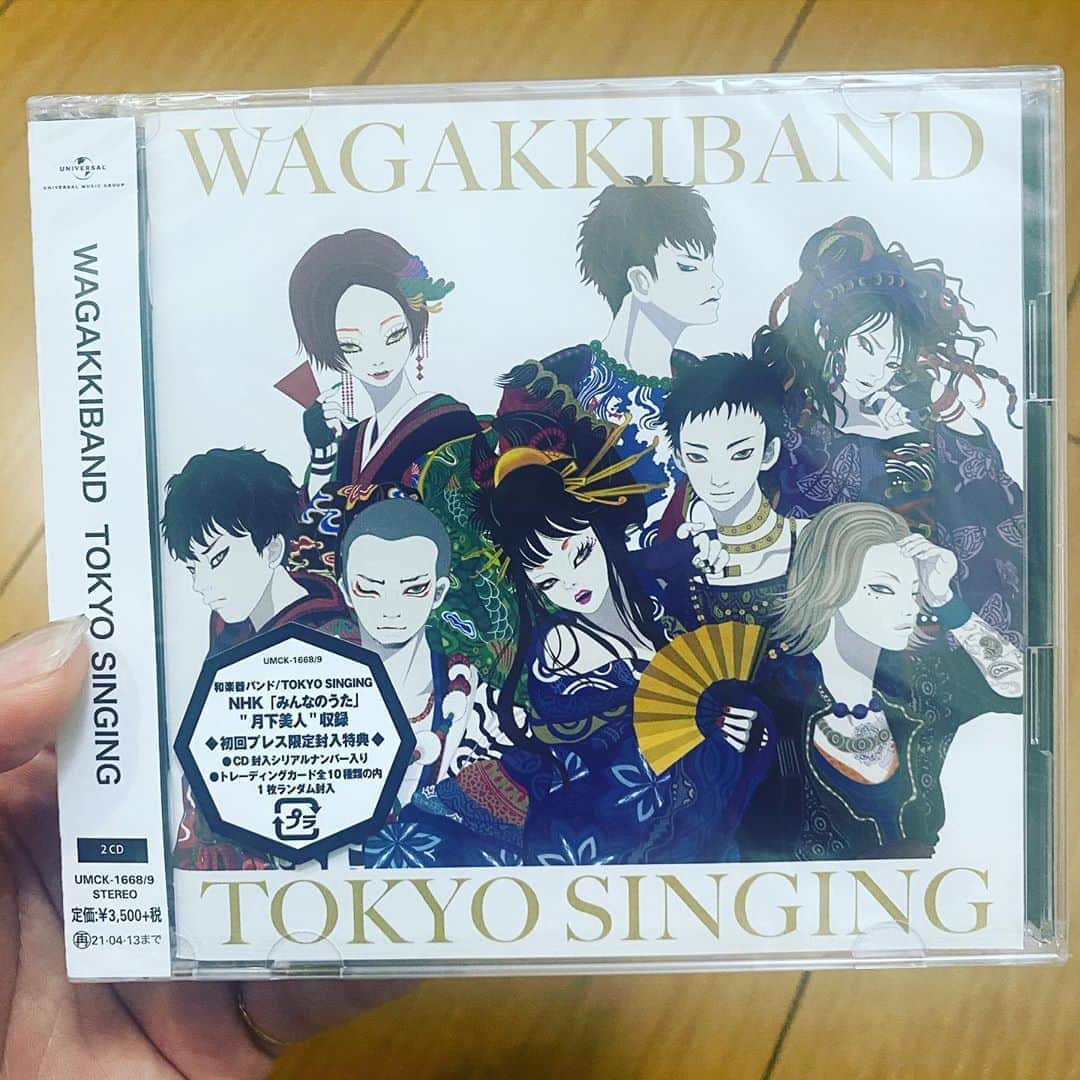 鈴華ゆう子のインスタグラム：「一足先にGETなのです！和楽器バンド2年半ぶりのアルバム。 Oct 14th, 2020 New albam release  From Tokyo to the people of the world. A message from WagakkiBand through music!   #TOKYO_SINGING #和楽器バンド #Wagakkibnd」