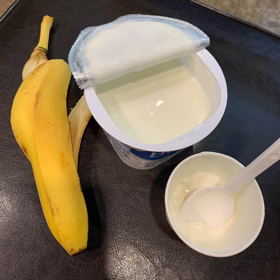 パク・ミソンのインスタグラム：「저녁 식사  . 정말  징그럽게  안빠진다  . 갱년기 살 ㅠㅠ  . 다들  건강합시다  ㅎㅎ  . #다이어트 #요플레너무많나? #밤에또먹을듯  #갱년기 #살과의전쟁중 #54세」