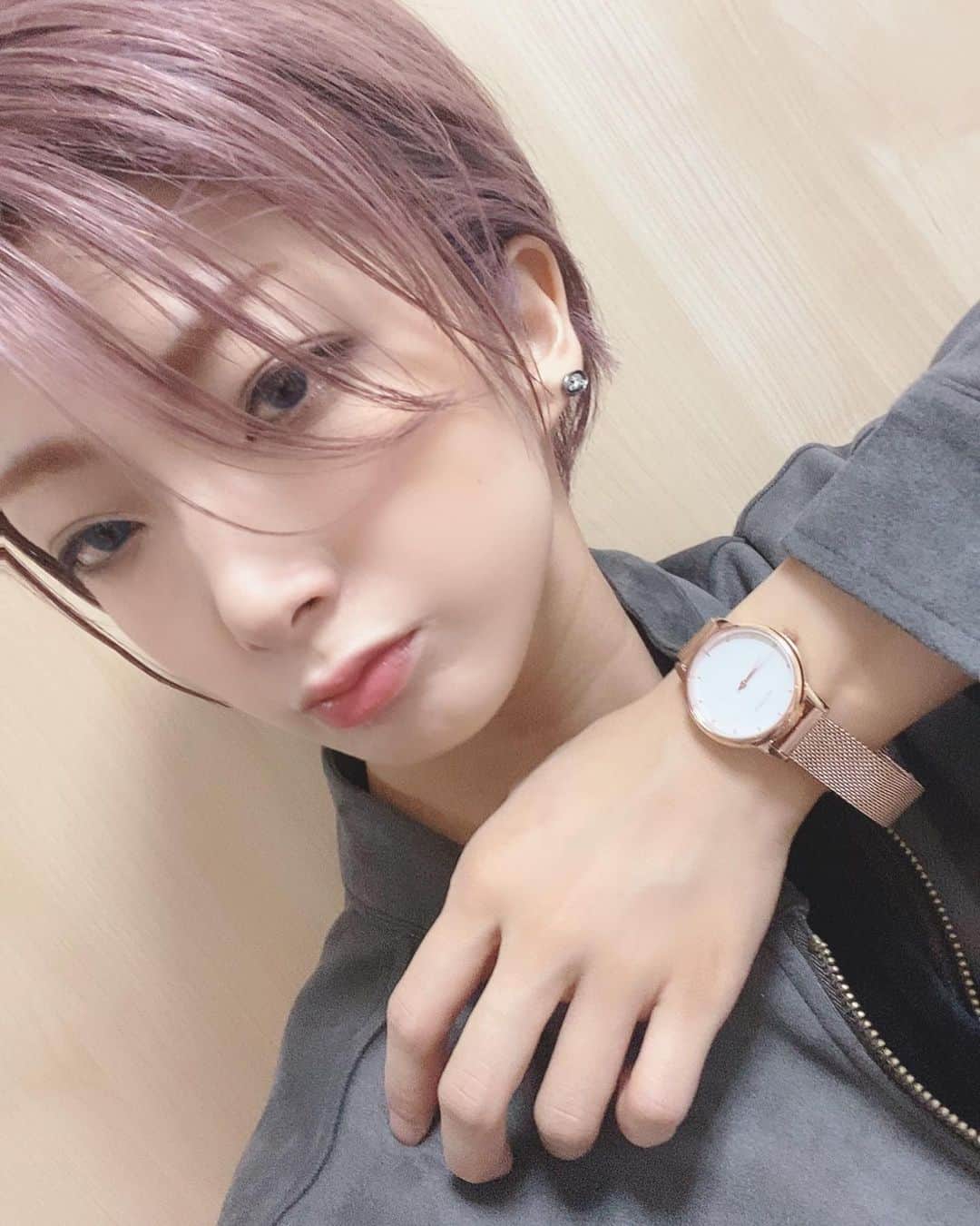 花瑛ちほさんのインスタグラム写真 - (花瑛ちほInstagram)「@liakulea_japan から素敵な時計が届きました✨ 髪色にマッチするピンクゴールド🥺 色んなファッションに使えるし これから活躍してもらおうじゃないか🎵🎵 今こちら【eichaji】のクーポンコードで10%offだそうな🙌 ぜひ〜💓 #リアクレア #時計 #腕時計 #liakulea #ハワイ」10月12日 18時29分 - eichan1117