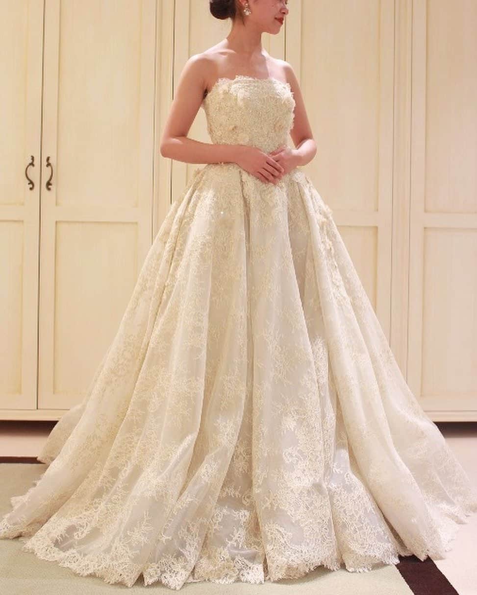 Dresses (ドレッシーズ)さんのインスタグラム写真 - (Dresses (ドレッシーズ)Instagram)「【リクエスト特集】“いかり肩×小胸” をカバーしたい花嫁さまへ ストーリーズでいただいた、フォロワーの皆様のドレスリクエストにお答えしていきます！  “いかり肩×小胸”を気にされている花嫁さまにおすすめのドレスをご紹介します。 ドレス選びのポイントはネックライン！ ビスチェタイプ、またはボートネックのドレスでデコルテラインをカバー✨  ドレス選びの参考になるよう、画像枚数たくさん投稿してます♡﻿  ドレスのお問い合わせは@dresses_weddingdress にDM💌 Dresses割引ございます!! ※諸条件あります お気軽にお問い合わせくださいませ。 ------------------------- ドレスは絶対に後悔したくない方の為の結婚式場紹介サービス始めました！  #ドレス選びから始める結婚式場探し @dresses_weddingdress のInstagramに掲載している #antonioriva や #mirazwillinger など、インポートウェディングドレスがお得になります✨ おしゃれな花嫁様のための式場紹介サービスです♡  ・紹介会場一覧▶@dresses_weddingdress Top のURLより ・Instagram▶ @dresses_concierge  ドレスを後悔したくない方、好きなドレスをお得に着たい方、 @dresses_concierge へDMにてお気軽にお問い合わせください♡ *⠀ #2021婚  #ビスチェドレス #体型カバードレス #Aラインドレス #シルクドレス #アントニオリーヴァ」10月12日 18時29分 - dresses_weddings
