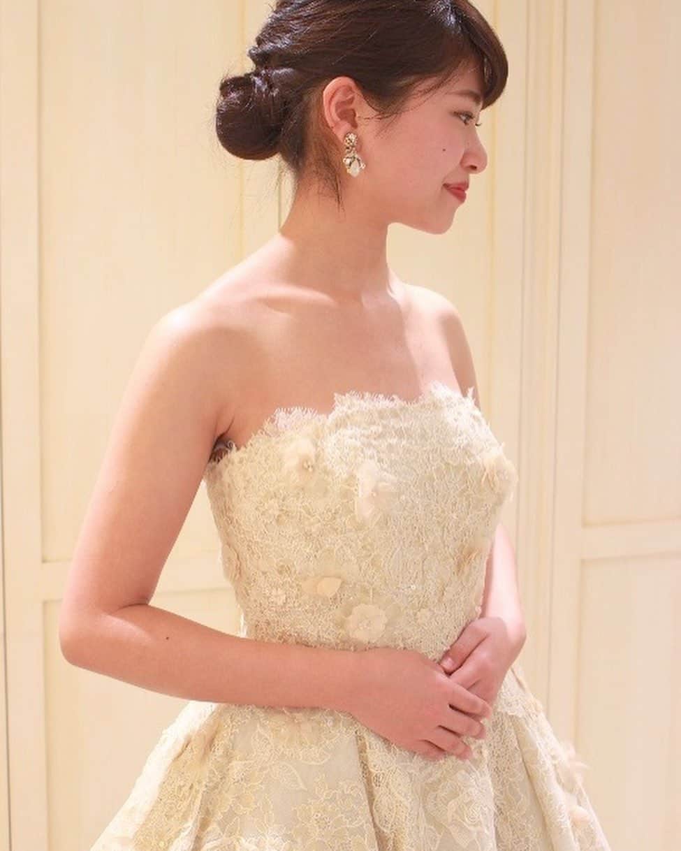 Dresses (ドレッシーズ)さんのインスタグラム写真 - (Dresses (ドレッシーズ)Instagram)「【リクエスト特集】“いかり肩×小胸” をカバーしたい花嫁さまへ ストーリーズでいただいた、フォロワーの皆様のドレスリクエストにお答えしていきます！  “いかり肩×小胸”を気にされている花嫁さまにおすすめのドレスをご紹介します。 ドレス選びのポイントはネックライン！ ビスチェタイプ、またはボートネックのドレスでデコルテラインをカバー✨  ドレス選びの参考になるよう、画像枚数たくさん投稿してます♡﻿  ドレスのお問い合わせは@dresses_weddingdress にDM💌 Dresses割引ございます!! ※諸条件あります お気軽にお問い合わせくださいませ。 ------------------------- ドレスは絶対に後悔したくない方の為の結婚式場紹介サービス始めました！  #ドレス選びから始める結婚式場探し @dresses_weddingdress のInstagramに掲載している #antonioriva や #mirazwillinger など、インポートウェディングドレスがお得になります✨ おしゃれな花嫁様のための式場紹介サービスです♡  ・紹介会場一覧▶@dresses_weddingdress Top のURLより ・Instagram▶ @dresses_concierge  ドレスを後悔したくない方、好きなドレスをお得に着たい方、 @dresses_concierge へDMにてお気軽にお問い合わせください♡ *⠀ #2021婚  #ビスチェドレス #体型カバードレス #Aラインドレス #シルクドレス #アントニオリーヴァ」10月12日 18時29分 - dresses_weddings
