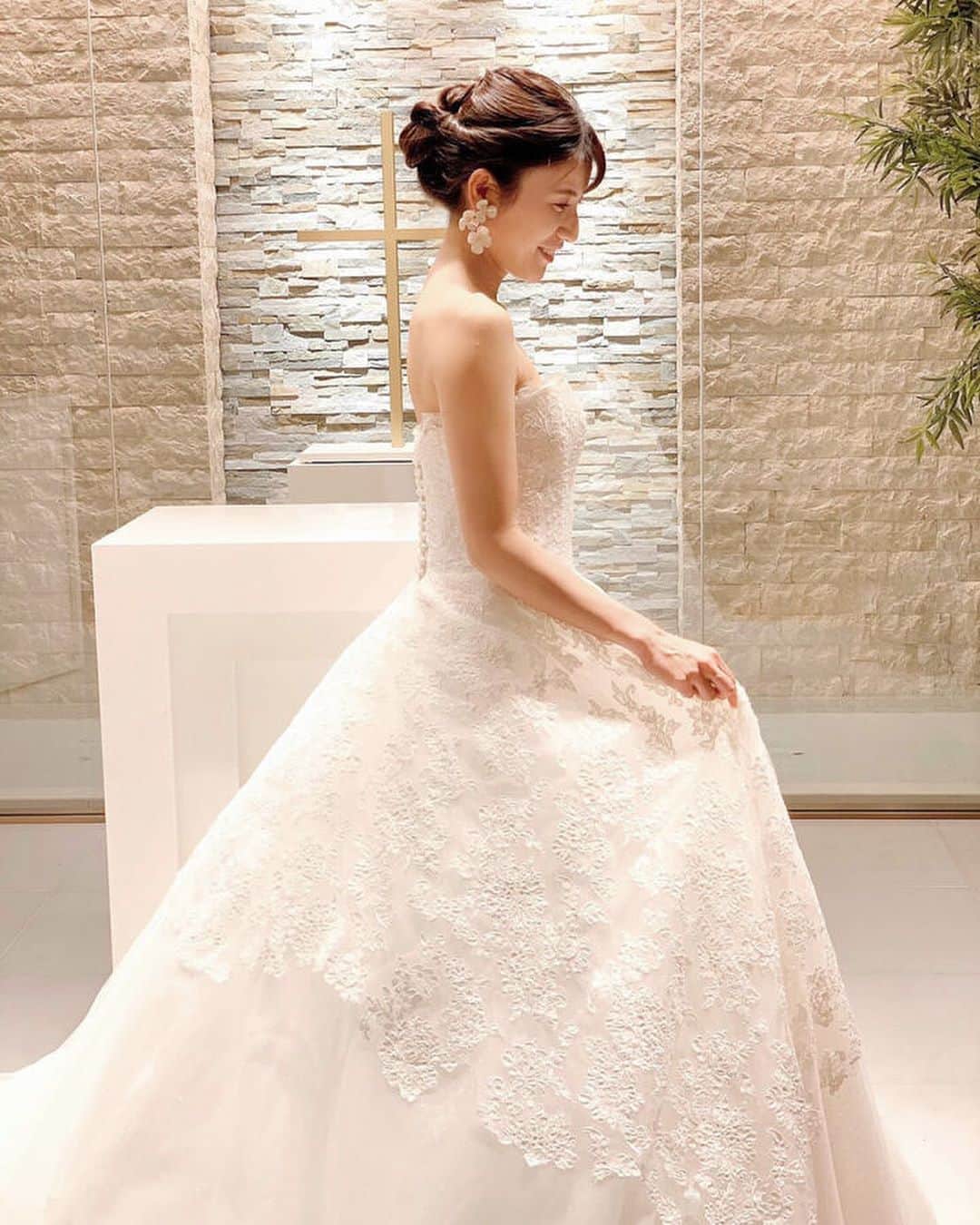 Dresses (ドレッシーズ)さんのインスタグラム写真 - (Dresses (ドレッシーズ)Instagram)「【リクエスト特集】“いかり肩×小胸” をカバーしたい花嫁さまへ ストーリーズでいただいた、フォロワーの皆様のドレスリクエストにお答えしていきます！  “いかり肩×小胸”を気にされている花嫁さまにおすすめのドレスをご紹介します。 ドレス選びのポイントはネックライン！ ビスチェタイプ、またはボートネックのドレスでデコルテラインをカバー✨  ドレス選びの参考になるよう、画像枚数たくさん投稿してます♡﻿  ドレスのお問い合わせは@dresses_weddingdress にDM💌 Dresses割引ございます!! ※諸条件あります お気軽にお問い合わせくださいませ。 ------------------------- ドレスは絶対に後悔したくない方の為の結婚式場紹介サービス始めました！  #ドレス選びから始める結婚式場探し @dresses_weddingdress のInstagramに掲載している #antonioriva や #mirazwillinger など、インポートウェディングドレスがお得になります✨ おしゃれな花嫁様のための式場紹介サービスです♡  ・紹介会場一覧▶@dresses_weddingdress Top のURLより ・Instagram▶ @dresses_concierge  ドレスを後悔したくない方、好きなドレスをお得に着たい方、 @dresses_concierge へDMにてお気軽にお問い合わせください♡ *⠀ #2021婚  #ビスチェドレス #体型カバードレス #Aラインドレス #シルクドレス #アントニオリーヴァ」10月12日 18時29分 - dresses_weddings