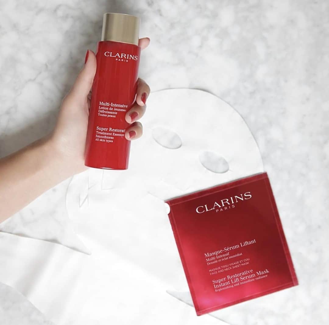 Clarins Australiaさんのインスタグラム写真 - (Clarins AustraliaInstagram)「With its refreshing, smooth texture, our Super Restorative Treatment Essence is perfectly absorbed by the skin and effectively prepares it for your daily anti-ageing routine 🥰⁣ ⁣ Further extend the benefits of this treatment essence with our Super Restorative Instant Lift Serum Mask! Apply for 15 minutes and enjoy firmer, more youthful-looking skin with this refreshingly lightweight duo ✌🏼⁣ ⁣ 📸 Image via @clarinsjp ⁣ ⁣ #ClarinsAus #ClarinsSkincare」10月12日 18時30分 - clarinsanz