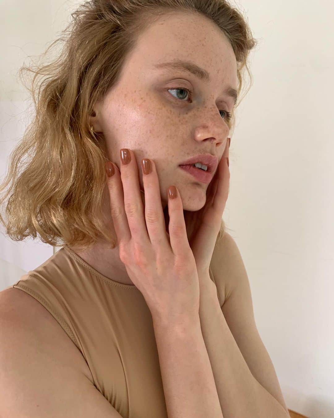 まつだみらいのインスタグラム：「skin by rihka....🤍🤍🤍  silkもcalmも肌馴染みが良くて、 美しすぎてうっとりしてしまう.....  詳しくは @rihka_official でご確認くださいませ✨✨  （1枚目/撮影オフショットです） ネイルの色は公式アカウントの方が分かりやすいです！」