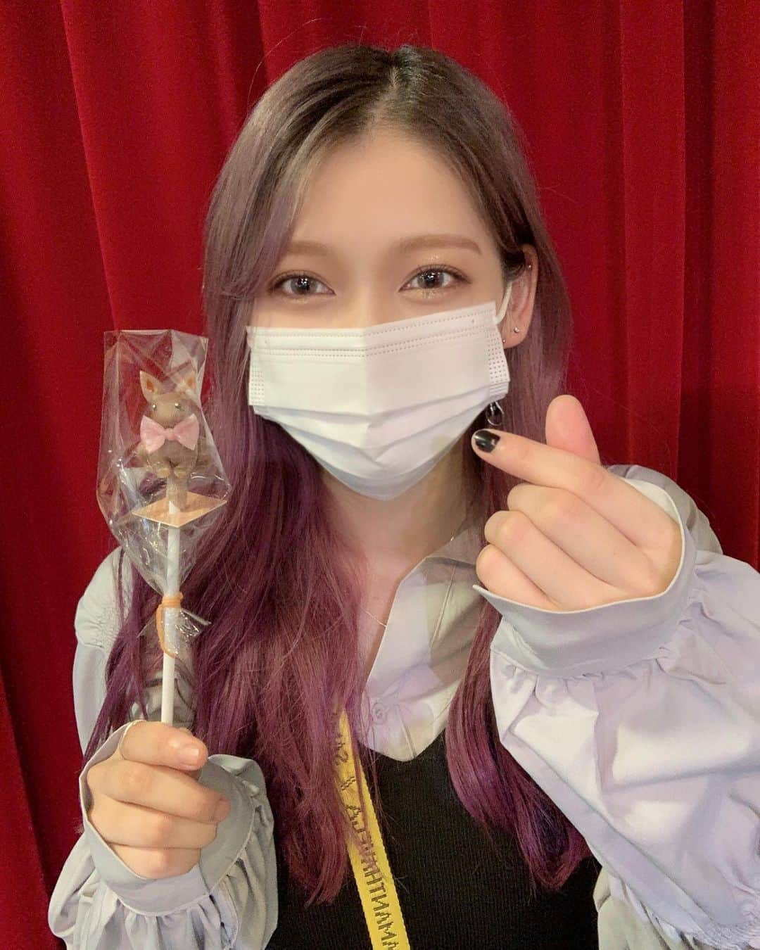 茂木忍のインスタグラム：「飴細工でごぼう作ってもらった🐰💙 おリボンつけて可愛いね〜！！！ . . #家帰って早速食べようとしたら  #普通飾っとくでしょって引かれた  #え逆に食べてあげなきゃかわいそうじゃない？」