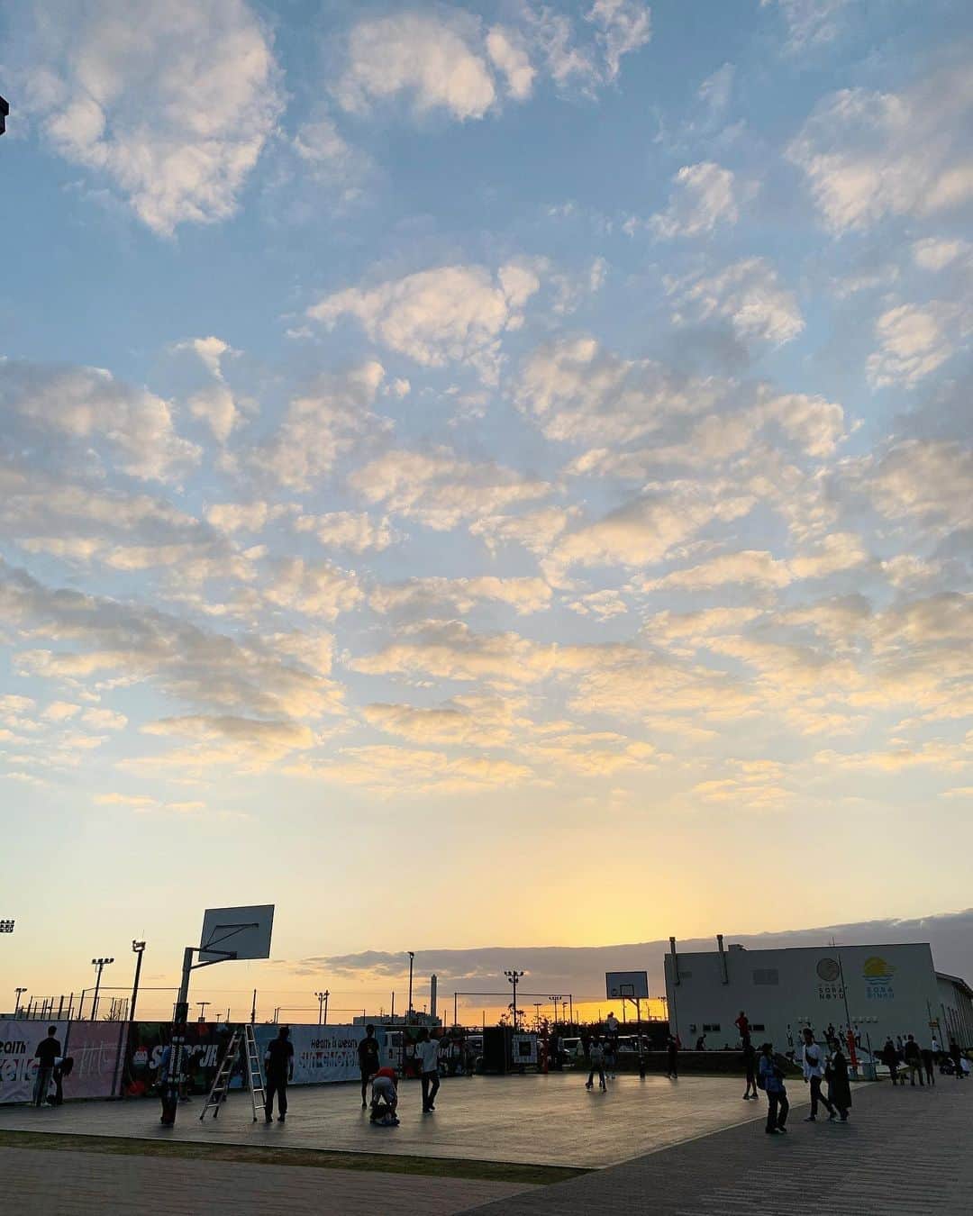 左近鈴乃さんのインスタグラム写真 - (左近鈴乃Instagram)「. 子どもらしく 外で元気に遊んでいる感じと⛹️‍♂️ 夕陽のコラボが素敵で 思わず撮った1枚🤳🌇 私も毎日外で遊んでいた 時代があったな👧🏻 . #sunset #泉南ロングパーク #夕陽」10月12日 18時27分 - suzuno_sakon