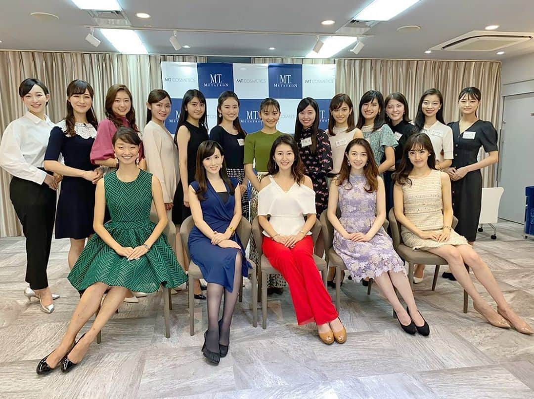 谷中麻里衣のインスタグラム：「Miss Japan Management Committee 🌸  最近は運営委員会の皆にたくさん会えてて幸せ💕 今月最初の土日は、ミス日本ファイナリスト勉強会へ✨  第一期は、日本の良さを知るための講義が多かったです🇯🇵 ・浮世絵 by 日本ユネスコ協会連盟評議員の牧野健太郎先生 ・現代アートと日本人アーティスト by 森美術館前館長の南條史生先生 ・世界に誇る日本 by 日本史家 の高森明勅先生 ・絵画を通して知る日本の偉人 by 日本画家の中村麻美先生  麻美先生はミス日本の先輩で、オリンピック競技用の道場に作品が飾られたばかり✨ 近々、武道館へ行って拝見したいな🥰  運営委員会も講義を✨ ひさえちゃん、りさちゃん、かなちゃんは服装やメイクなどのアピアランスを🌸 えりかちゃんはリモートで、ドレス時と着物時の姿勢やウォーキングを👘 私はほなみんとスピーチ担当として、ファイナリストのこたちの人柄や今までの経験が伝わるようにお手伝いさせていただきました😊  マウスシールドしながらたくさん話してヘトヘトだったのに、終わってからも運営委員会の皆でご飯へ行って1日12時間以上一緒にいました💕笑 講義の打ち合わせや毎月のミーティングで、リモートだけど何時間も話す機会が多かった2週間でした😮」