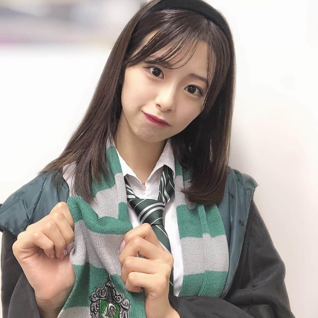 川崎ひかるのインスタグラム：「どうですか？💚 . . . . . . #ハリーポッター #ハリーポッターコーデ #ハリポタ #ハリポタコス #ハロウィンコスプレ #ハロウィン仮装 #ハロウィン #ハロウィンコス #スリザリン #スリザリンコーデ #해리포터 #해리포터교복 #カチューシャ #カチューシャアレンジ #カチューシャヘア #ネクタイ #制服 #harrypotter #harrypotterfan #slytherin」