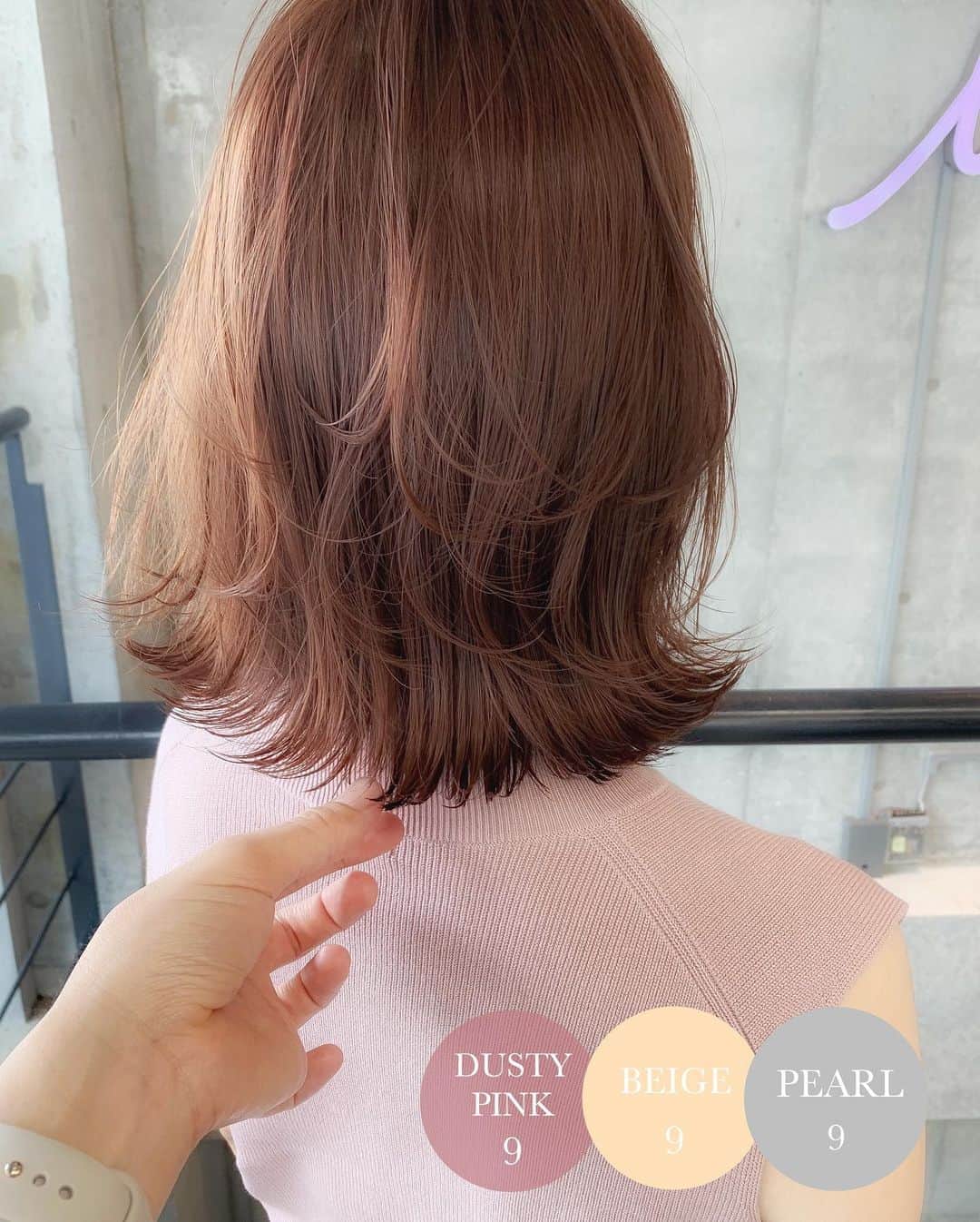 大木光のインスタグラム：「＊リアルサロンワーク swipe→#ヘアとメイクの関係性 . 肩レングスミディアムフレア . 肩の長さでラインを揃え、裾に厚みが残りながらも動きがでるようレイヤーを施したスタイル . ダスティーピンク . 髪の毛の艶感と肌の血色を くすみ感のあるピンクが可愛いだけでなく、大人っぽさも印象づけてくれる。 . 眉毛やアイカラーはコーラル色や暖かみを感じるブラウンで合わせる事でバランスが綺麗に整います♪ #addiction #celvoke#nars #メイク#メイク好きな人と繋がりたい#ベージュカラー #ダスティーピンク #ボブ #レイヤーカット #ボブレイヤー#ミディアムレイヤー #レイヤースタイル」