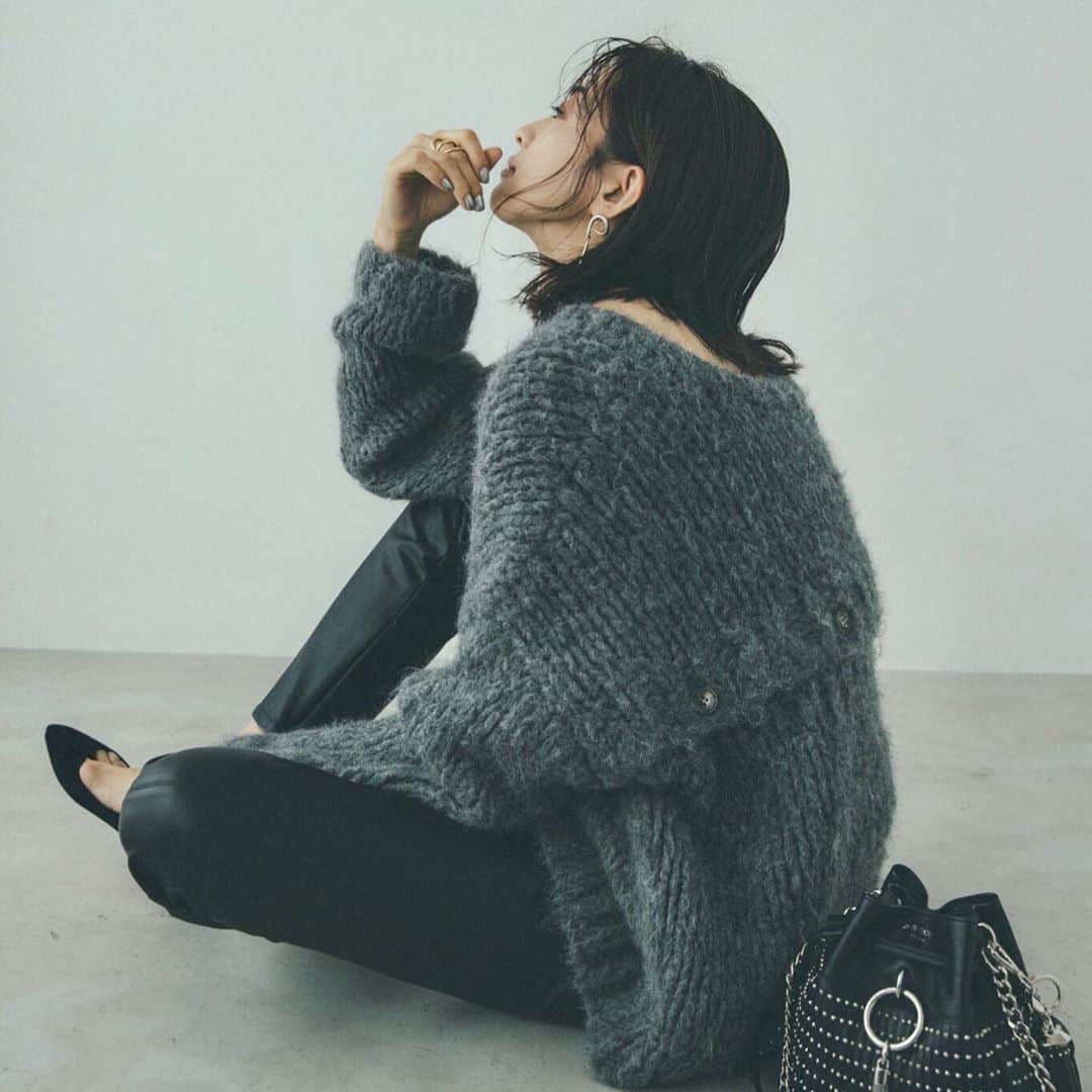 入江未悠さんのインスタグラム写真 - (入江未悠Instagram)「. @reikotakagaki 連載 〝なまいきシャルロット〟 . 今回のテーマは、グレーの着こなしです。 . このニット、可愛かった💓 2枚目に衣装のブランドをタグ付けしてみました。 . #styling #stylist #gray #STORY #fashionmagazine . . .」10月12日 18時36分 - miyu_irie