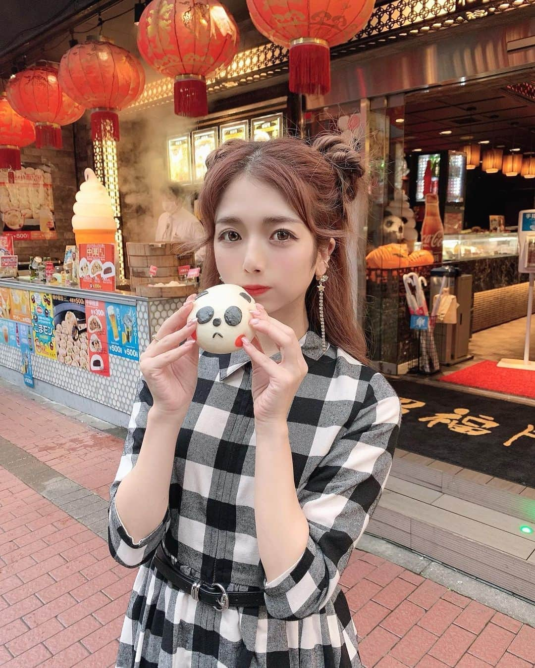 エリンコさんのインスタグラム写真 - (エリンコInstagram)「🐼🇨🇳 . 你好〜♡ . 久しぶりに中華街に行ってきたよ❤️ . ご飯食べた後パンダのあんまん食べちゃった🐼🎶 . もちもちで可愛い💓 . ワンピースは @michellmacaron_official 🎀 イヤーカフ @selectshop.ily ピアス @liquem.tokyo . 髪型はお団子ヘアにしてみたよっっ❤️ . ワンピースは低身長の子でも着れる🥰 . #中華街 #パンダ #横浜 #ギンガムチェック #michellMacaron #ミシェルマカロン #マカロンコーデ #东京 #时尚潮流 #可爱的 #えりんコーデ #えりんこヘアアレンジ #えりんこカフェ巡り #152cmコーデ #低身長コーデ #イヤーカフ」10月12日 18時37分 - erinko0315