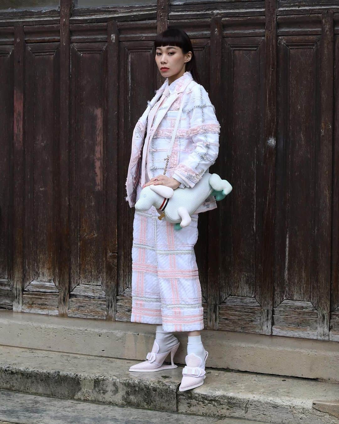 Lee Oliveiraのインスタグラム：「Ecole Nationale Supérieure des Beaux-Arts, Paris . . . . . #pfw #streetphotography #streetstyle #mode #style #thomebrowne #paris」