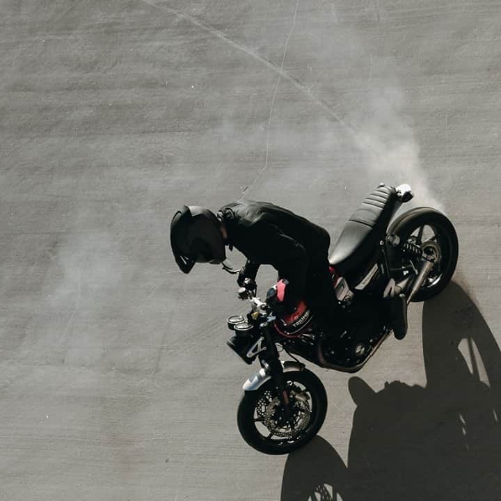 のインスタグラム：「【Speed Twin】 強化されたシャシーのセッティング、足つきの良いライディングポジション、優れたブレーキ性能、ハイスペックなサスペンション、スリリングなエンジン出力を実現したSpeed Twinは、Triumphの新たなパフォーマンスアイコンとして確固たる地位を築きます。  #TriumphOfficial #SpeedTwin #ForTheRide #スピードツイン #トライアンフはかっこいい #バイク #バイク好きな人と繋がりたい #バイクのある風景 #バイクが好きだ#バイク好き #バイク乗りと繋がりたい #理想のライドがそこにある#triumph #トライアンフ乗りと繋がろう2020秋」