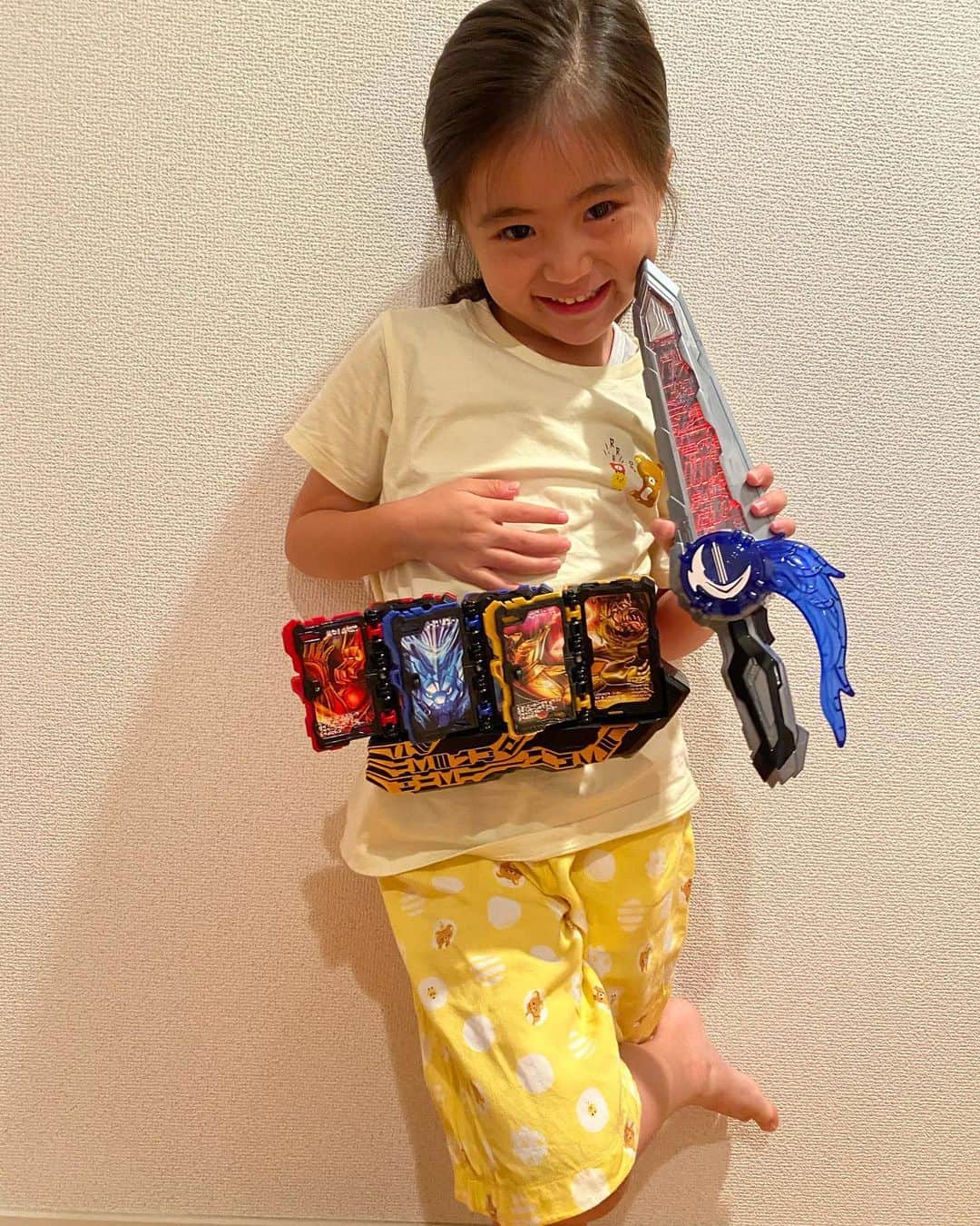 石津大介のインスタグラム：「仮面ライダーセイバー🙈💕💭  戦隊物も好きな女子👧❤️ 日曜日の朝はもうちょい真剣に観ようね〜(笑)  必殺技:右エルボー(笑)  #仮面ライダーセイバー #おてんば娘 #アビスパ福岡#石津大介#愛娘#親バカ#親バカ部」