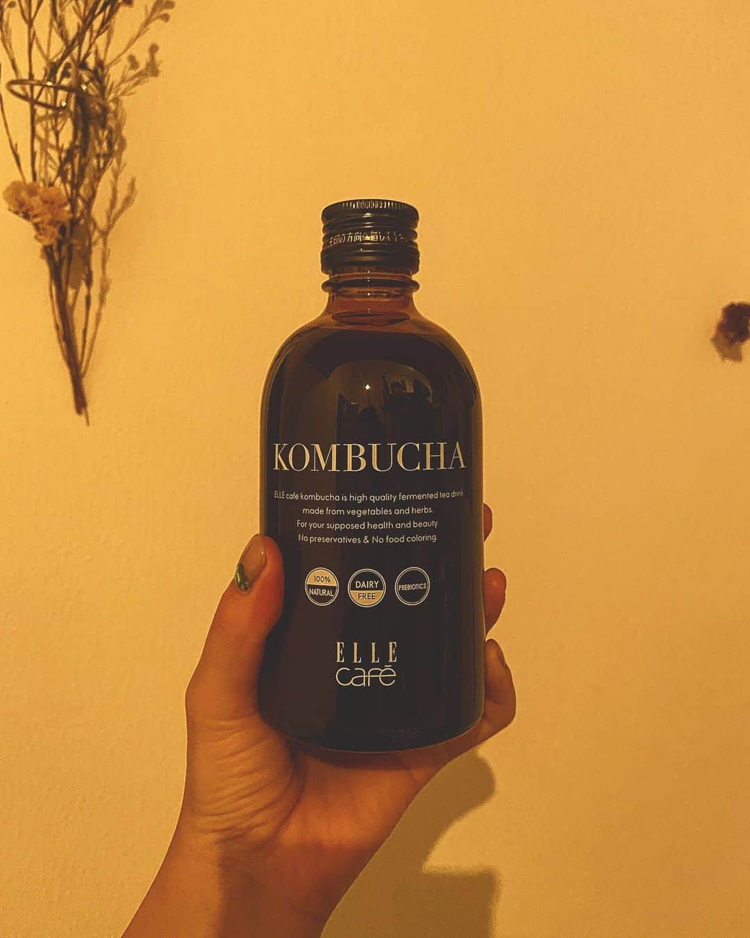 DJ mariennuのインスタグラム：「楽しみにしていた @ellecafejapan の ELLE café KOMBUCHA  EXTRACTがお家にきた🧡まずはお水で割って飲んだんだけど、本当にとても美味しい☺️ 今度はオススメな飲み方のホットジンジャーと割って飲もうと思います☕︎ 「コンブチャエキス」は、100種類の植物素材を2年以上”自然発酵熟成”させた酵素エキスと1本につき約6000億個の植物性乳酸菌を含む『100％自然由来』のエキスです。 #ellecafe #ellecafejapan #コンブチャ　#ellecafekombucha」