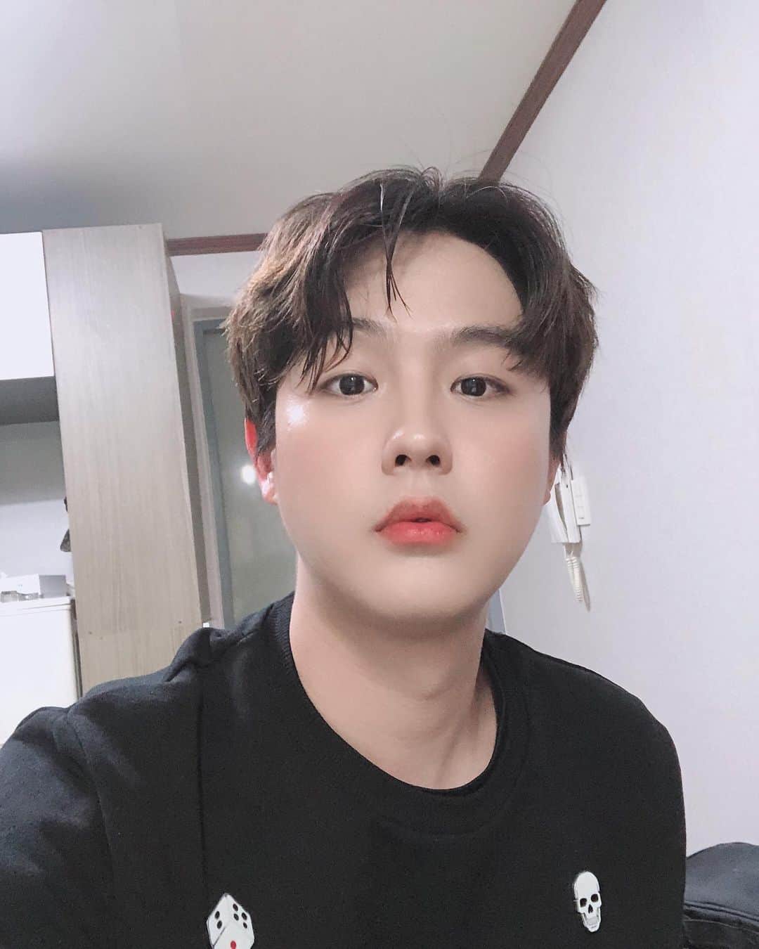 インジュン のインスタグラム：「おでこインジュン 이마깐인준 . . . #셀카#셀피#데일리#일상#인준 #selfie#daily#l4l#injun #インジュン#おでこ#新しいヘア」