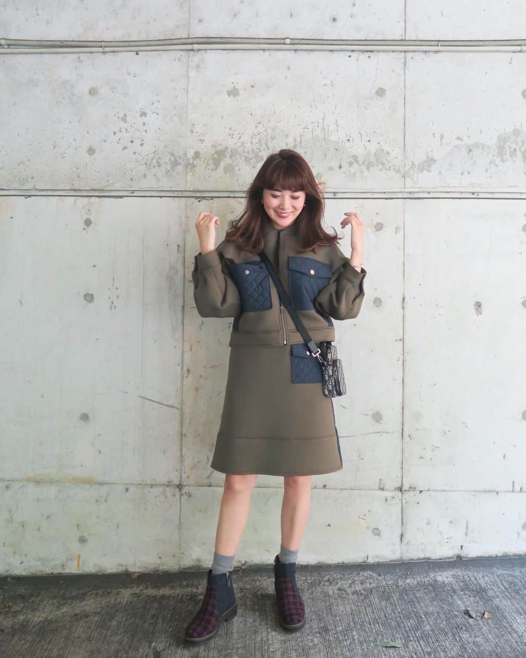 Mai Wakimizuのインスタグラム：「キルティングセットアップのカラー違いはkhaki×navy!!インナーや靴下は馴染みの良いgrayで統一。スカートは前後どちらでも着れるようにし、今日はポンチ面を前に♡キルティンク側を後ろにするとバックスタイルも好きな感じ＼(^o^)／ブーツはもう何年目？のCHANEL。これ以上に可愛いブーツに未だ出会えてない。笑 最後にmovie載せてます♡ wakkinstyle#ootd#coordinate#ママコーデ outer&skirt:#linkable @linkable_official (今週15日発売予定) bag:#dior shoes:#chanel」