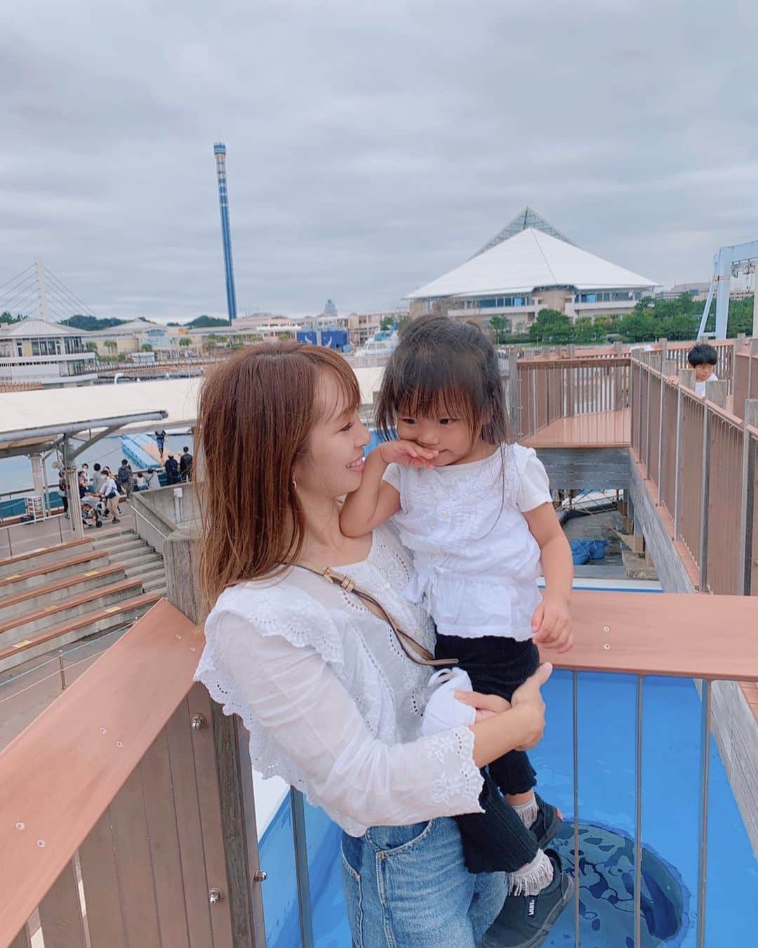福長優のインスタグラム：「♡  わたしの分身👧🏽🤎 ツーショットの写真って意外にないなぁ。  カメラロールが子供達ばっかりで 自分の写真が全然なーい！  昔は自分ばっかりだったのに。笑  #末っ子#末っ子長女  #家族でお出かけ#家族の時間  #水族館#八景島シーパラダイス」