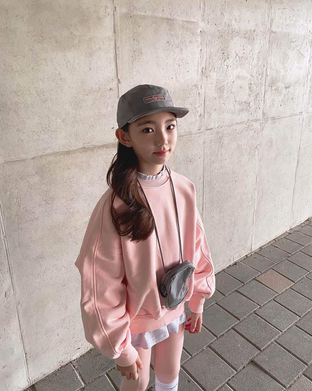 ウンチェさんのインスタグラム写真 - (ウンチェInstagram)「#핑꾸핑꾸 💕 - - - - #더블유멜로 #wmallow #wma #activewear #주니어의류  #Teenager #주니어레깅스 #주니어옷  #액티브웨어 #맘커플룩 #패밀리룩 #맘앤키즈 #일상  #주니어모델 #아역배우 #이은채 #LeeEunchae」10月12日 18時49分 - __leehye